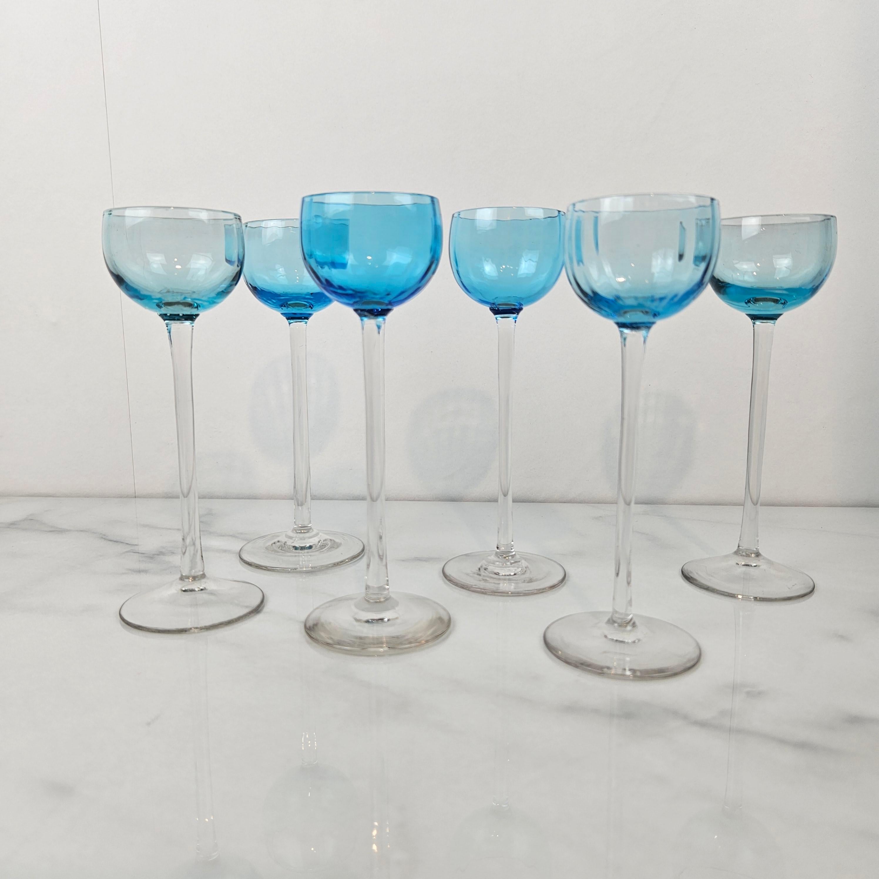 Français Charmant ensemble de 6 verres à liqueur striés de couleur bleue à long pied, vers 1920 1920 en vente