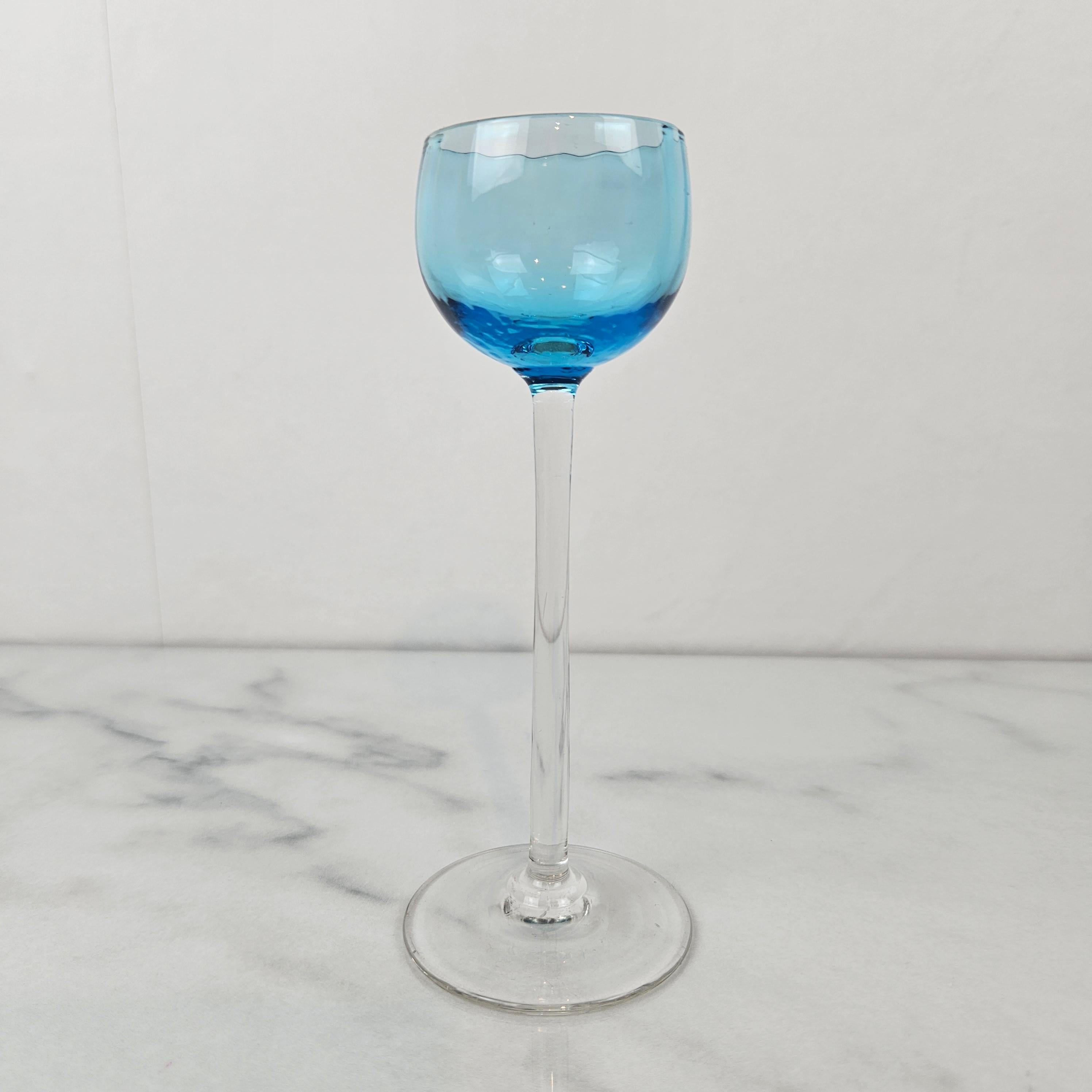 Fait main Charmant ensemble de 6 verres à liqueur striés de couleur bleue à long pied, vers 1920 1920 en vente
