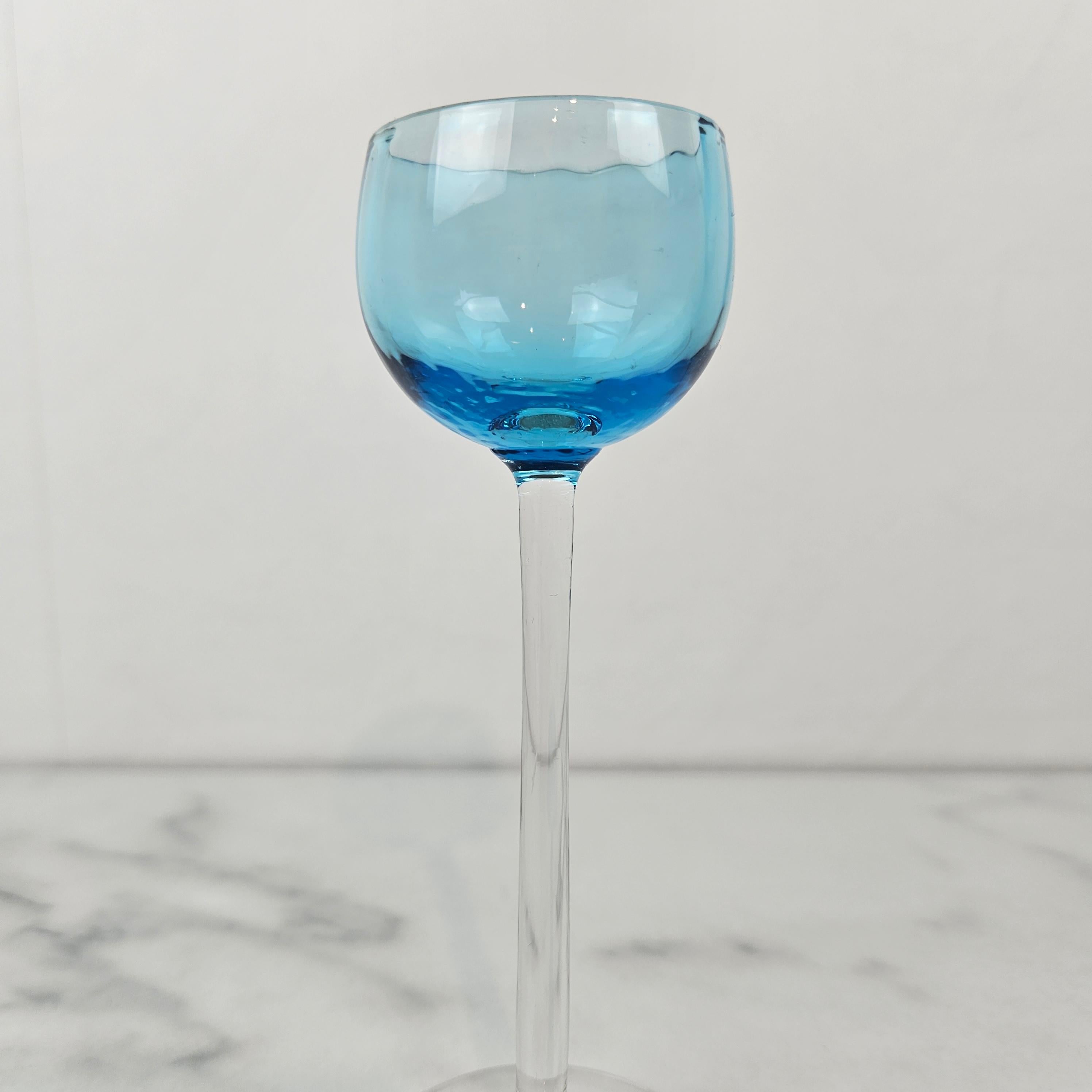 Charmant ensemble de 6 verres à liqueur striés de couleur bleue à long pied, vers 1920 1920 Bon état - En vente à Oud Beijerland, NL