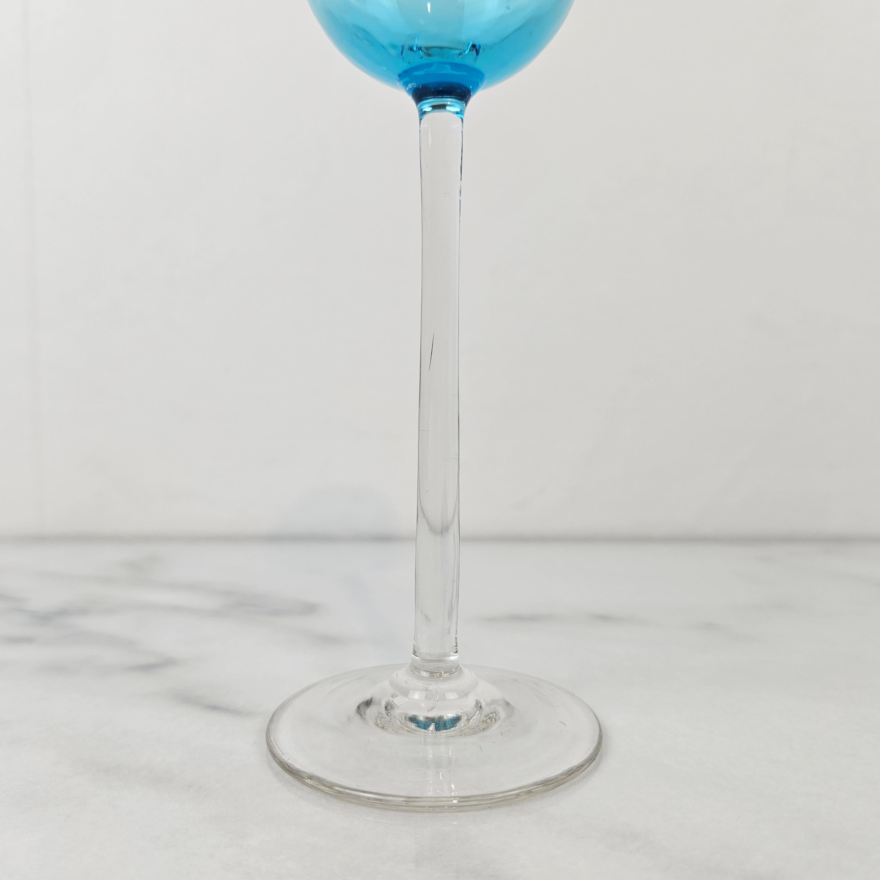 Début du 20ème siècle Charmant ensemble de 6 verres à liqueur striés de couleur bleue à long pied, vers 1920 1920 en vente