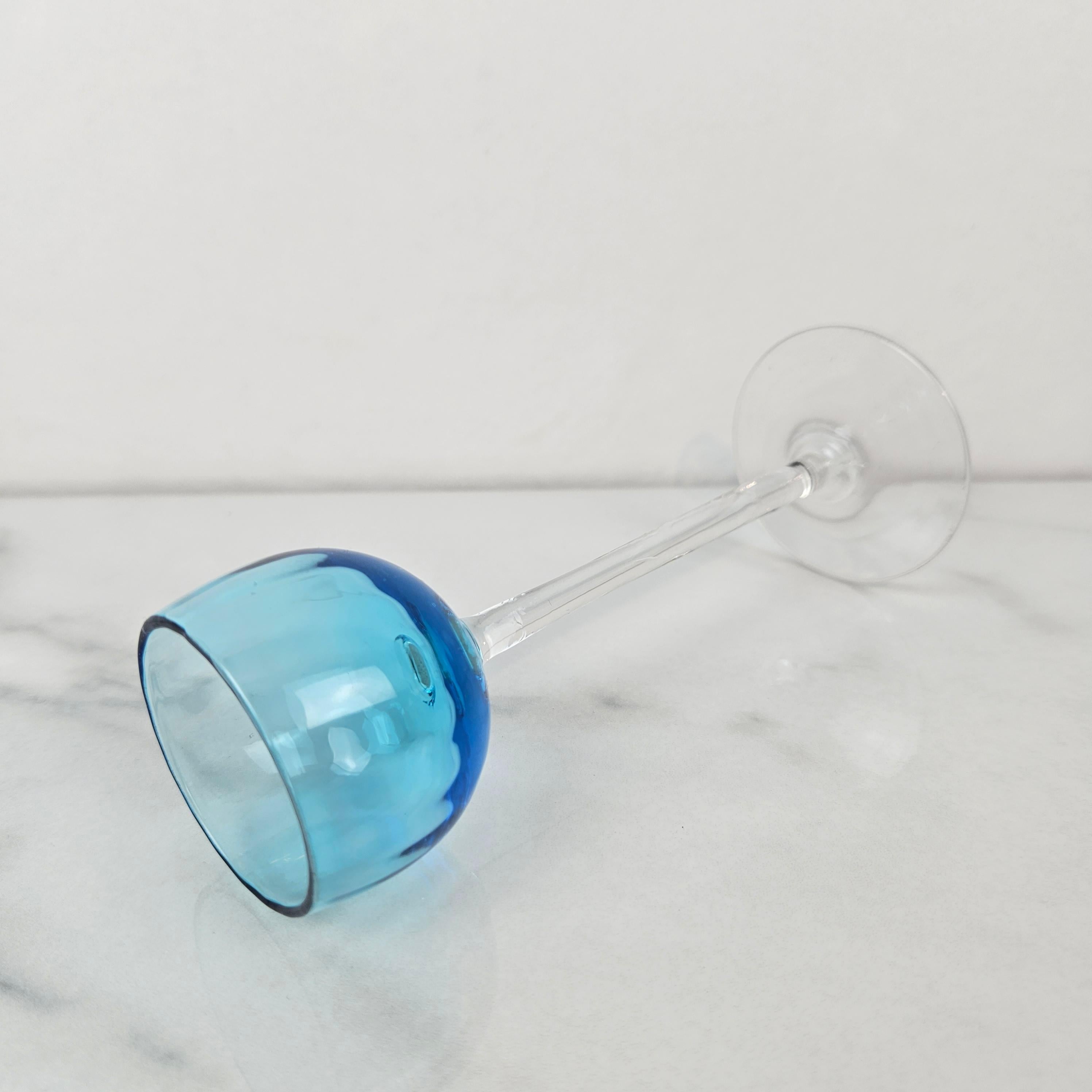 Verre brun Charmant ensemble de 6 verres à liqueur striés de couleur bleue à long pied, vers 1920 1920 en vente