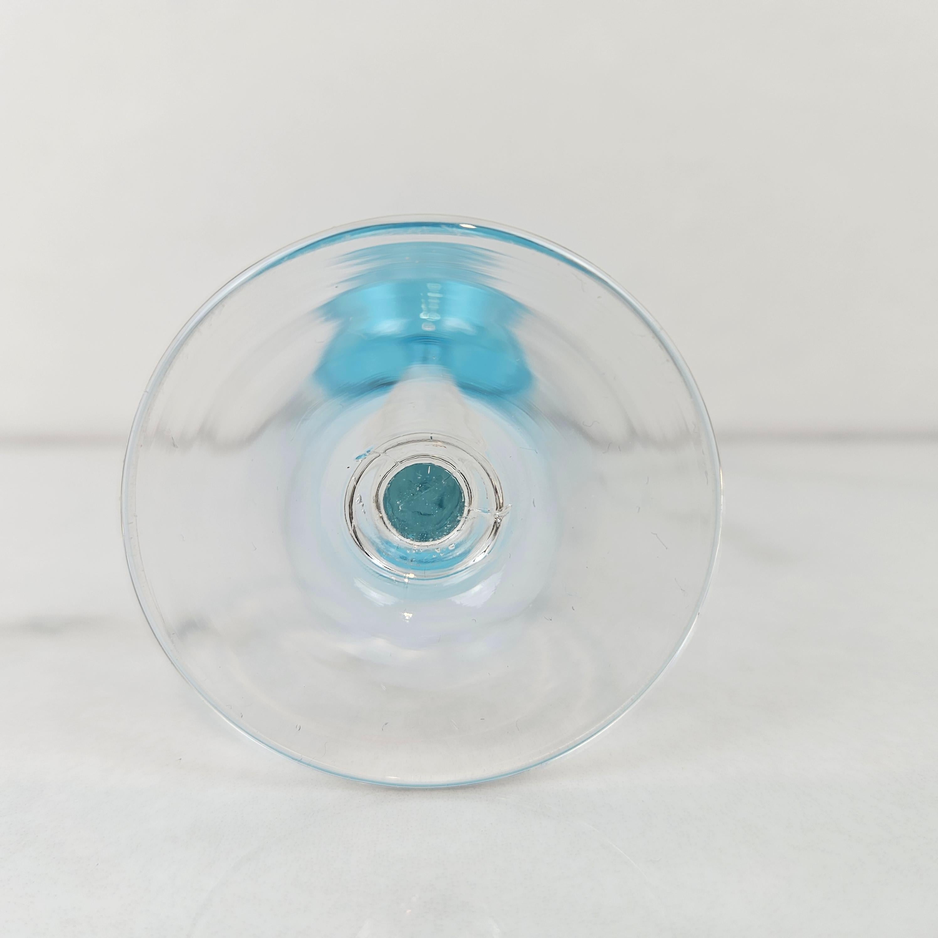 Charmant ensemble de 6 verres à liqueur striés de couleur bleue à long pied, vers 1920 1920 en vente 1