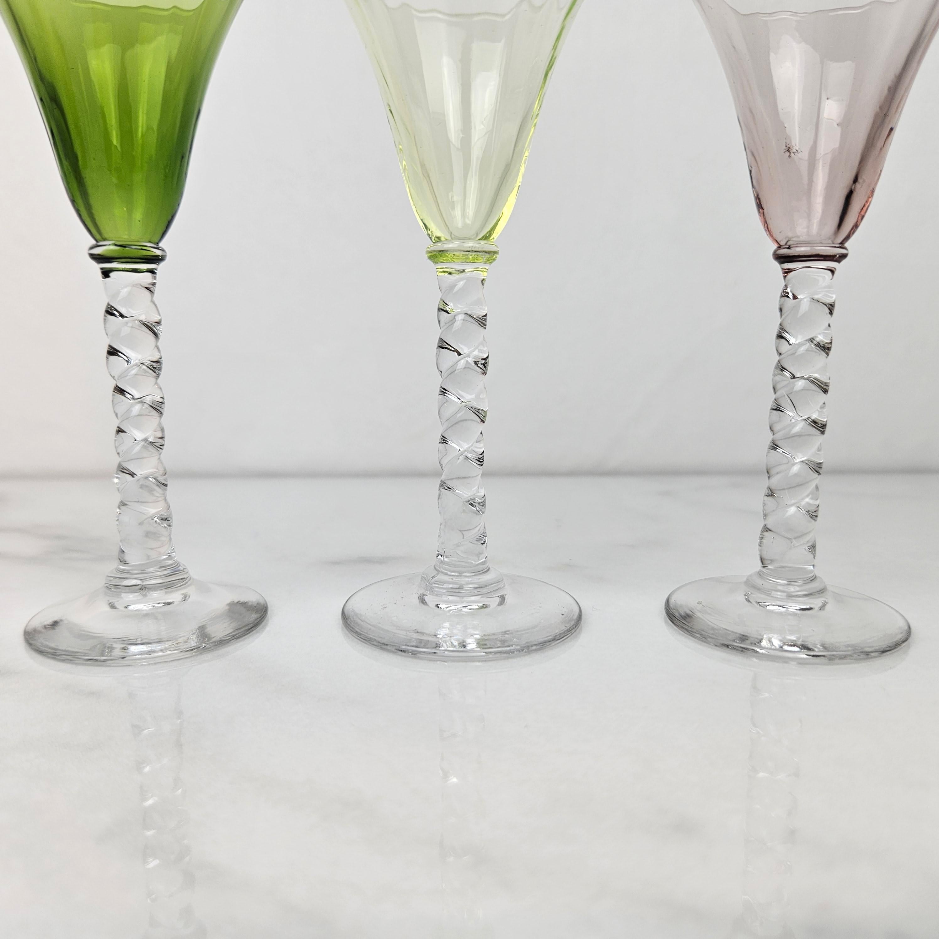 Charmant ensemble de 6 verres à liqueur colorés et striés avec pied torsadé, vers 1930 en vente 2