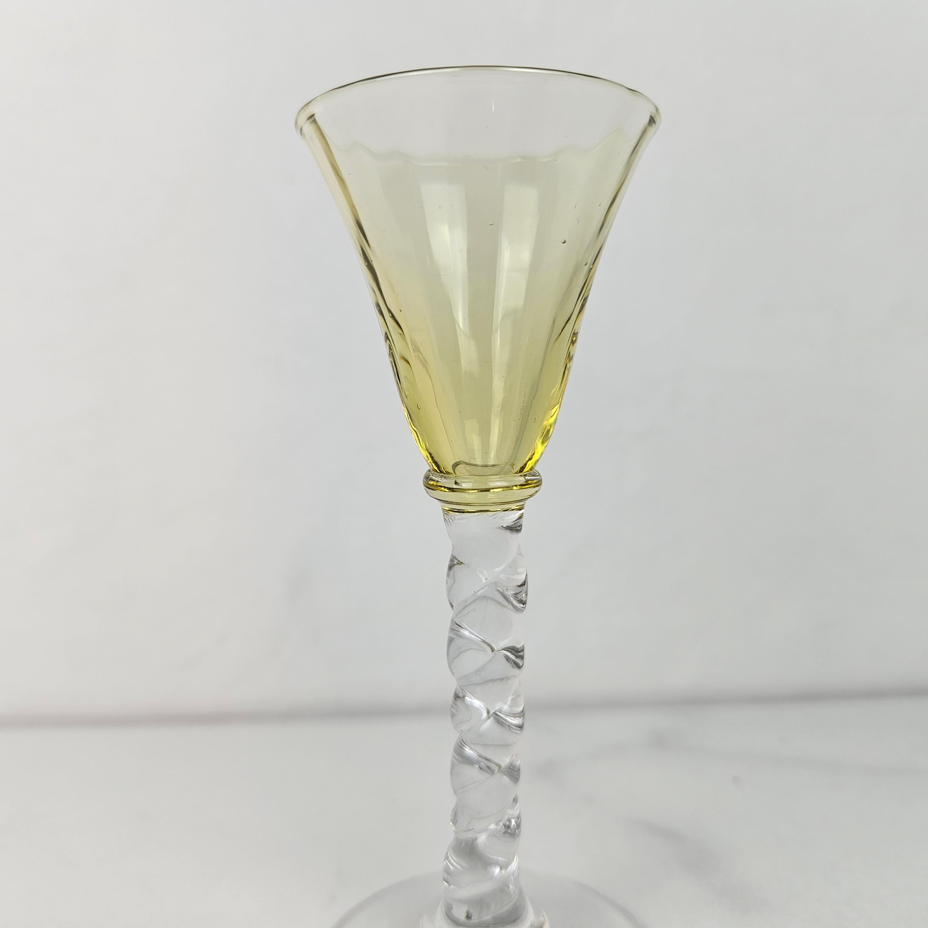 Charmant ensemble de 6 verres à liqueur colorés et striés avec pied torsadé, vers 1930 en vente 2