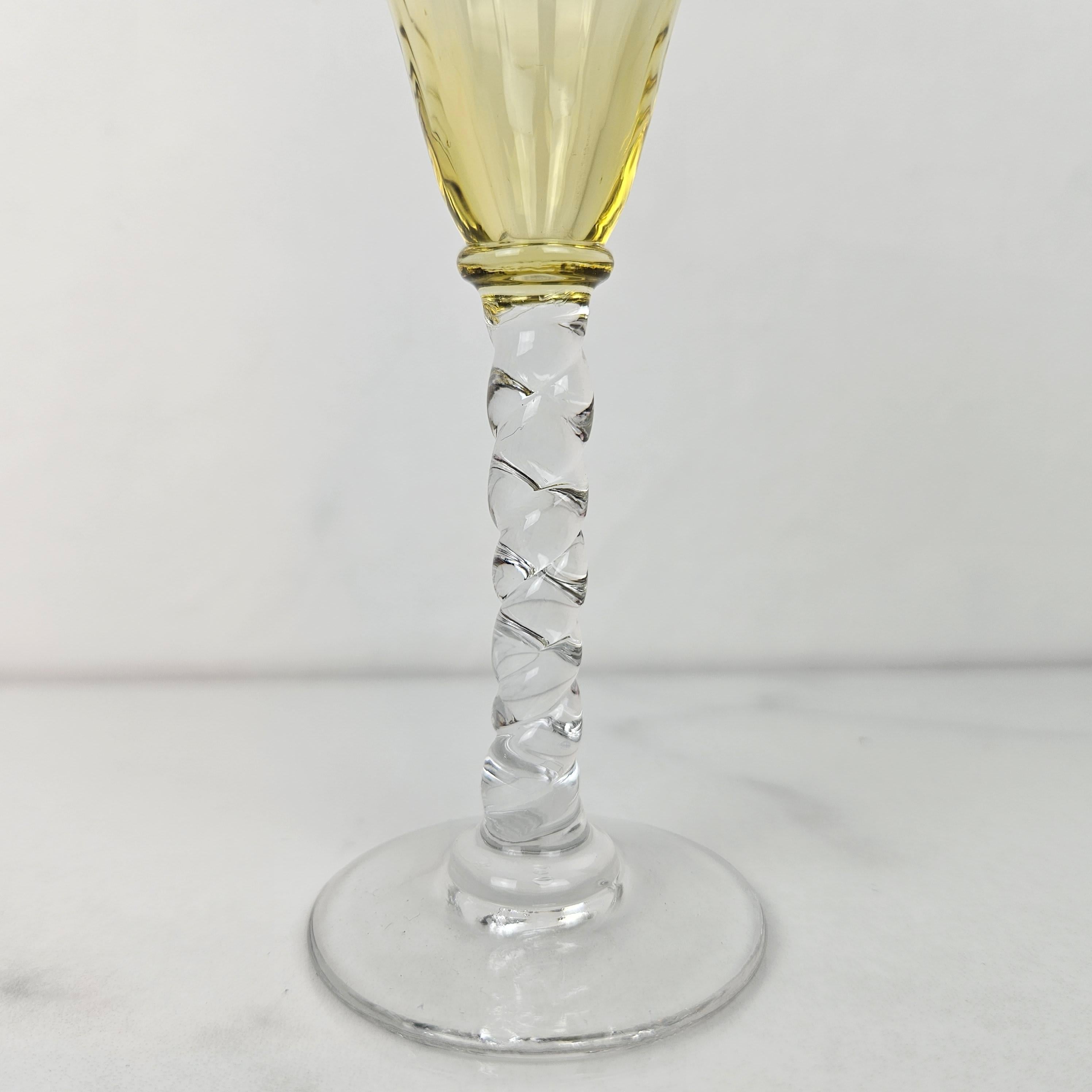 Charmant ensemble de 6 verres à liqueur colorés et striés avec pied torsadé, vers 1930 en vente 3