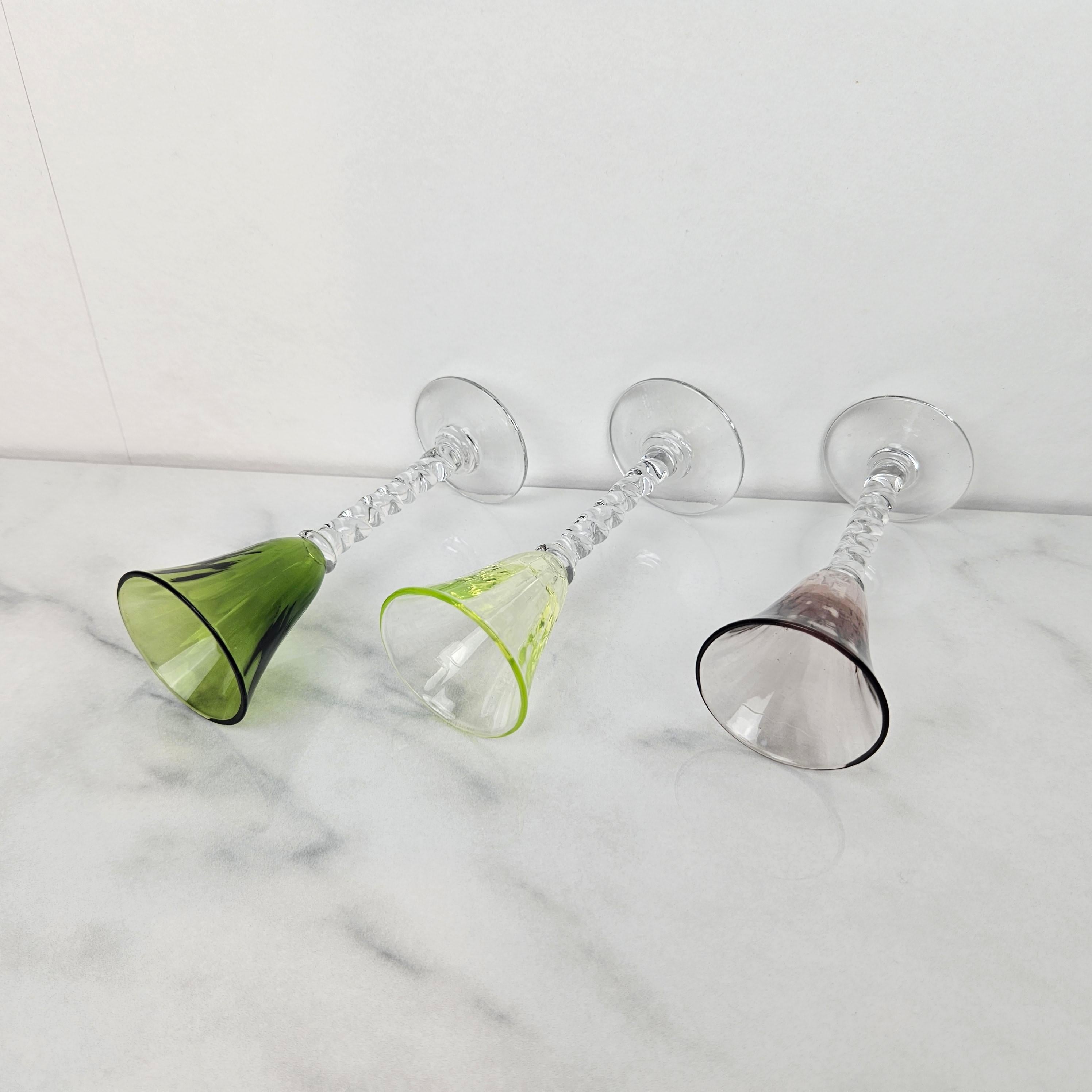 Charmant ensemble de 6 verres à liqueur colorés et striés avec pied torsadé, vers 1930 en vente 4