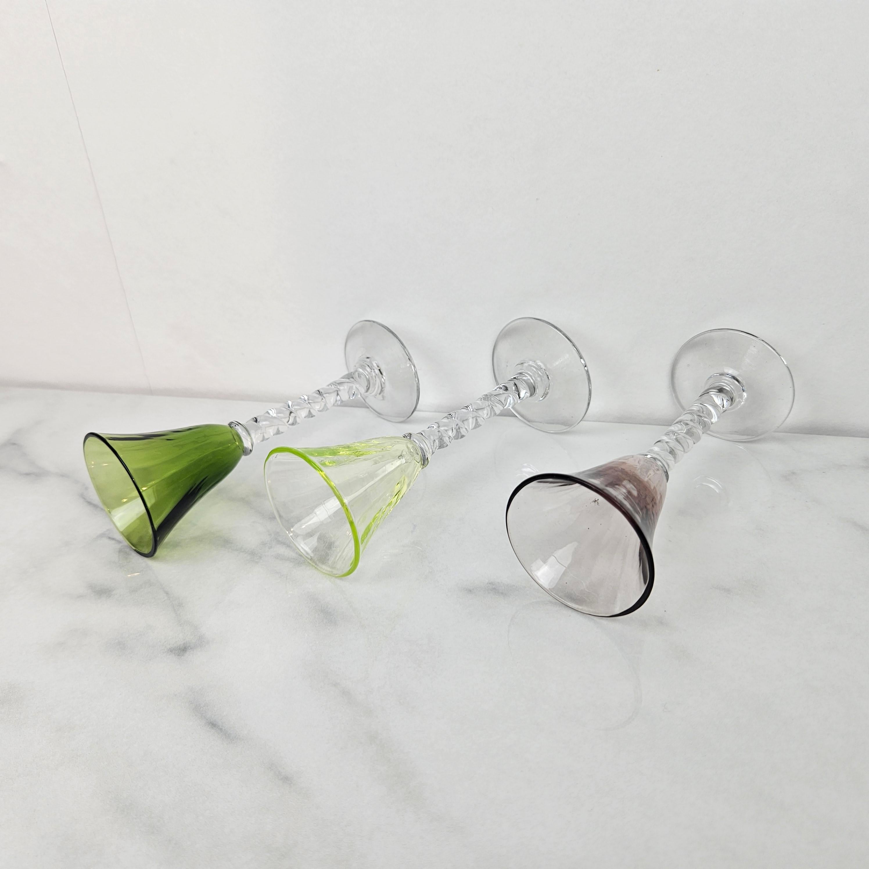 Charmant ensemble de 6 verres à liqueur colorés et striés avec pied torsadé, vers 1930 en vente 5