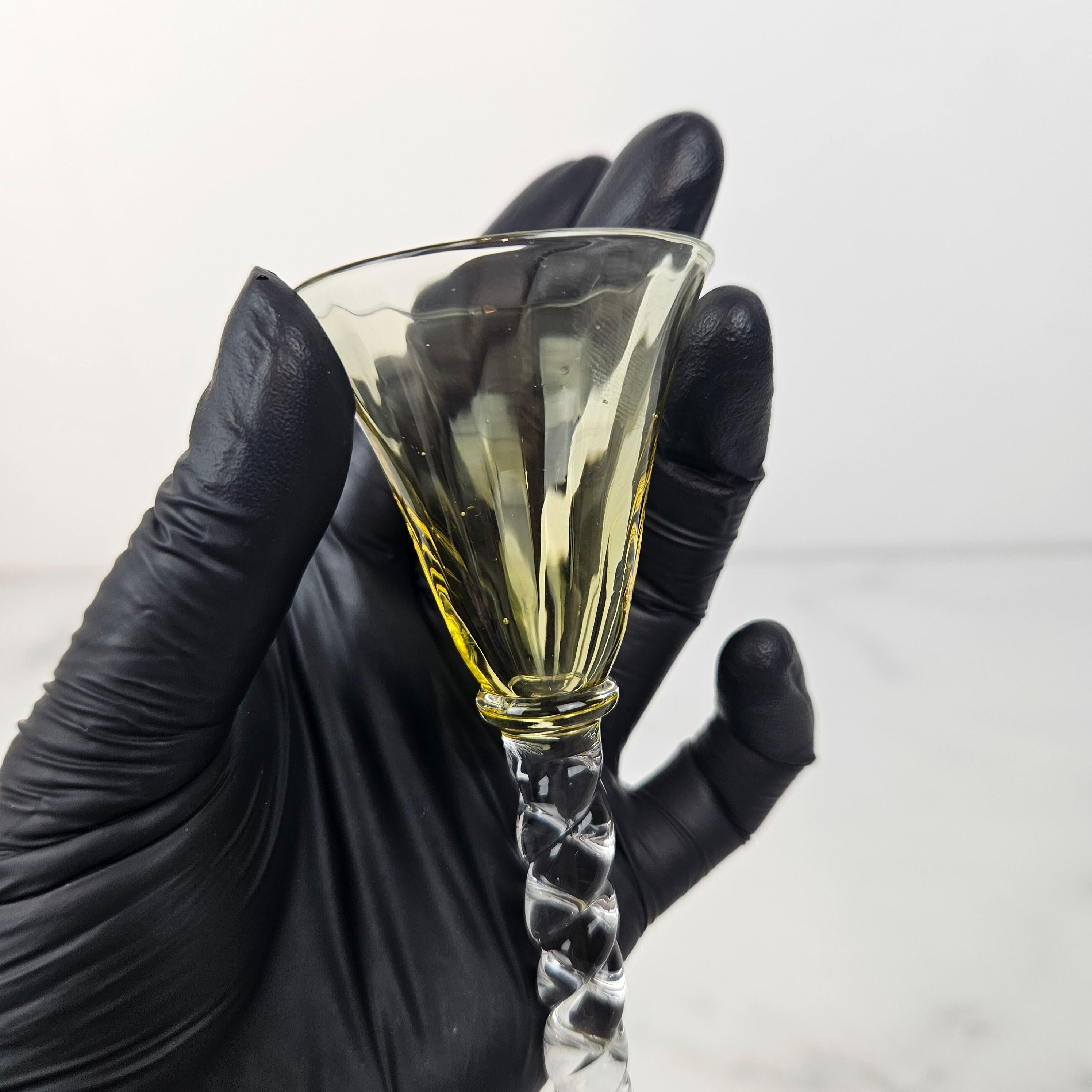 Charmant ensemble de 6 verres à liqueur colorés et striés avec pied torsadé, vers 1930 en vente 5