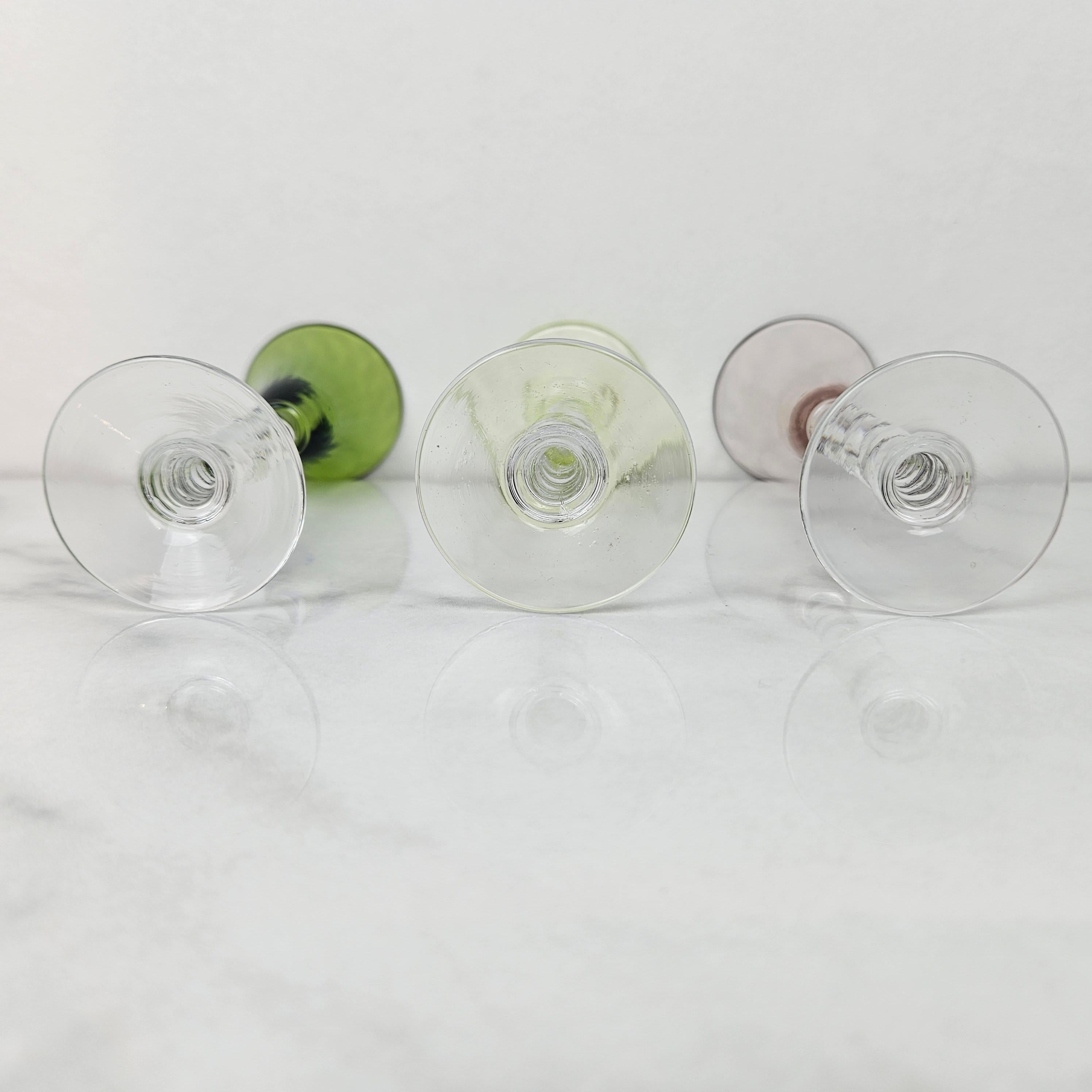 Charmant ensemble de 6 verres à liqueur colorés et striés avec pied torsadé, vers 1930 en vente 6