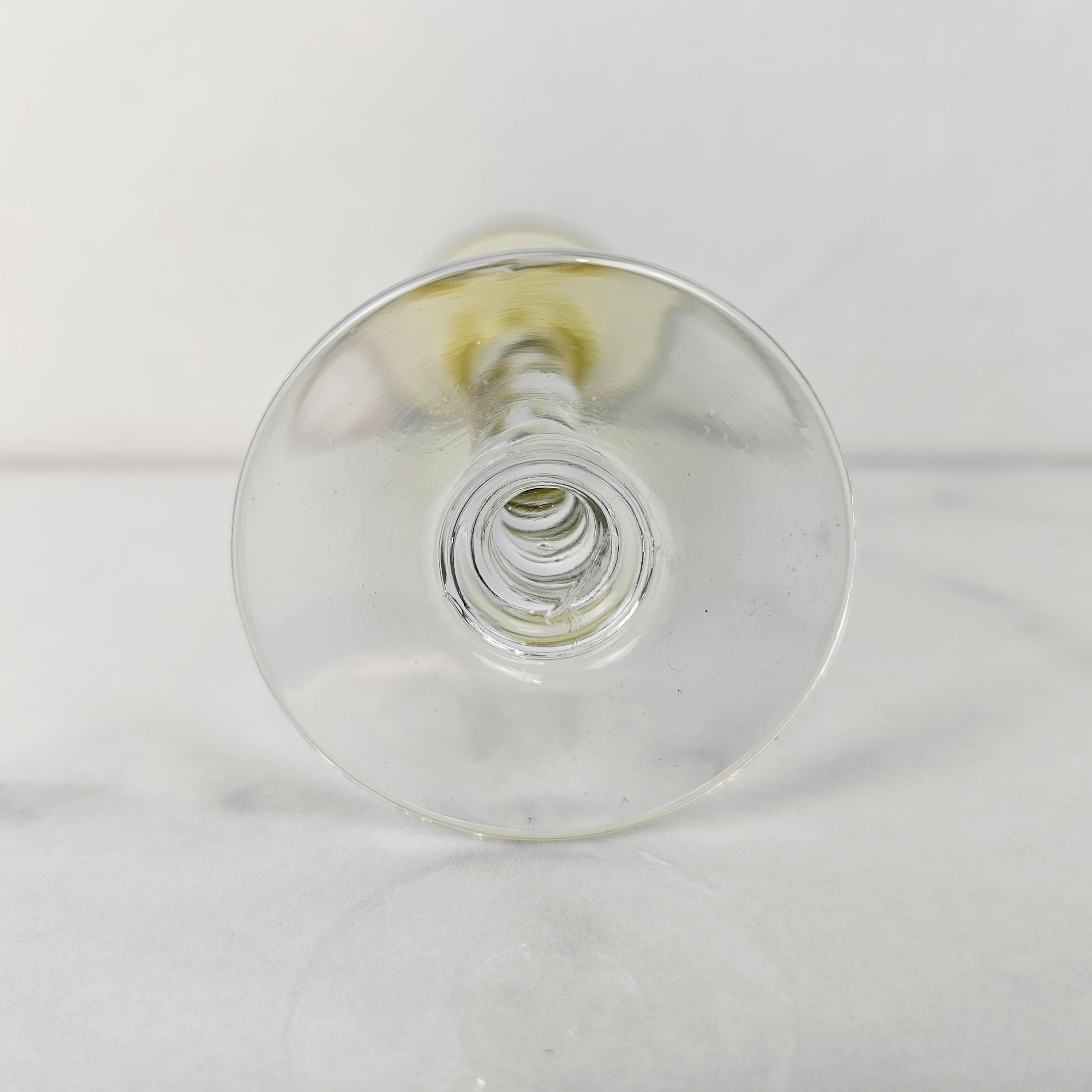 Charmant ensemble de 6 verres à liqueur colorés et striés avec pied torsadé, vers 1930 en vente 6