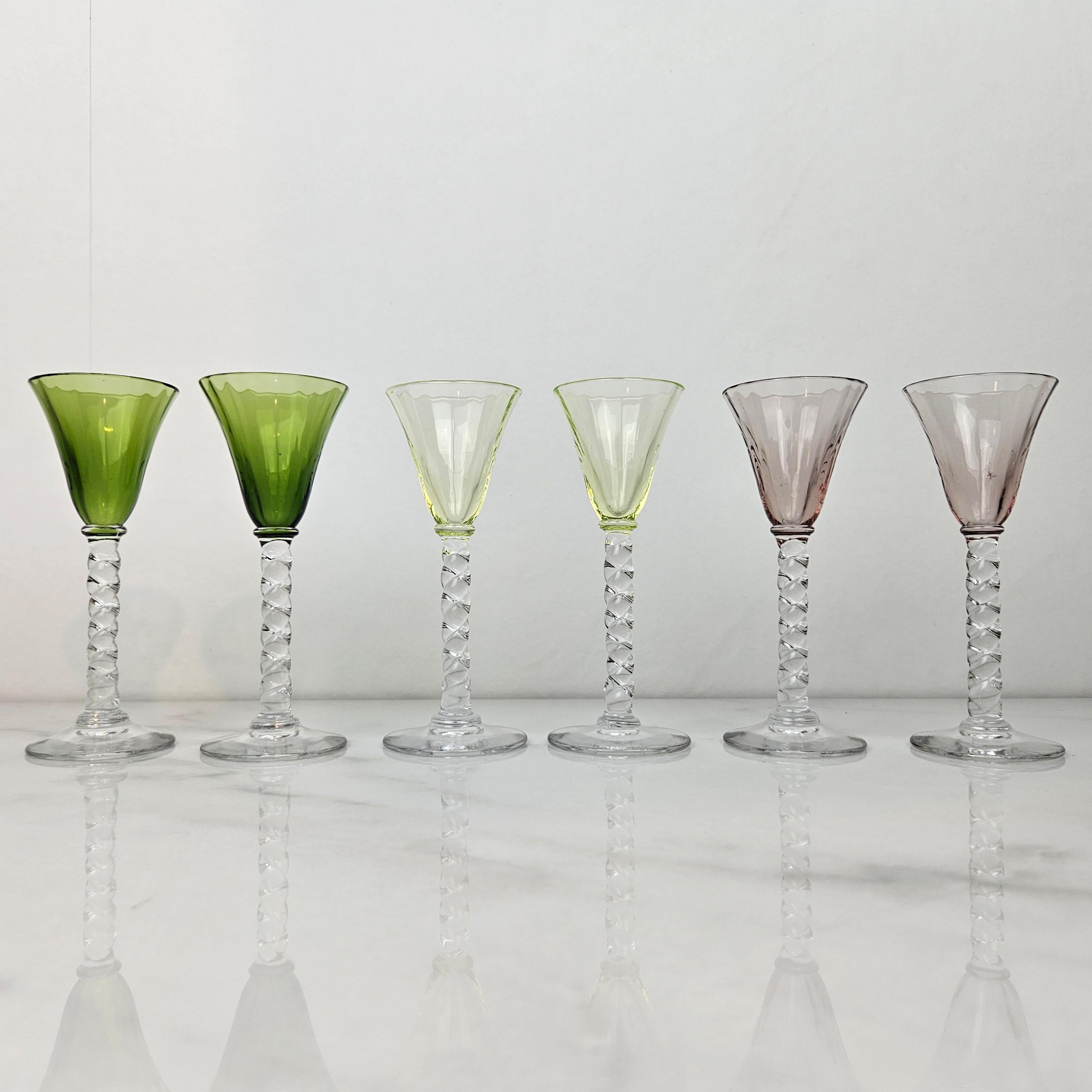 Romantique Charmant ensemble de 6 verres à liqueur colorés et striés avec pied torsadé, vers 1930 en vente