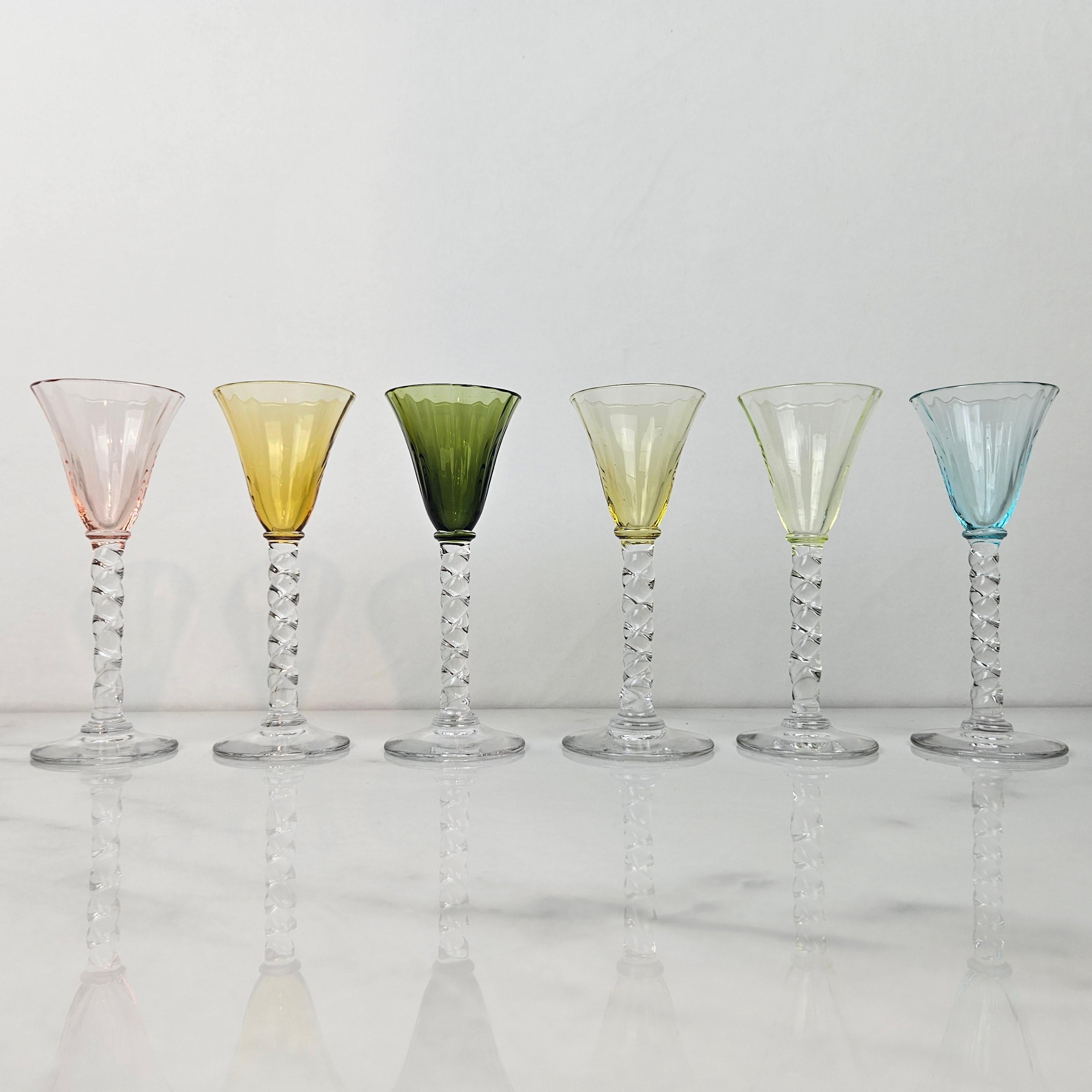 Romantique Charmant ensemble de 6 verres à liqueur colorés et striés avec pied torsadé, vers 1930 en vente