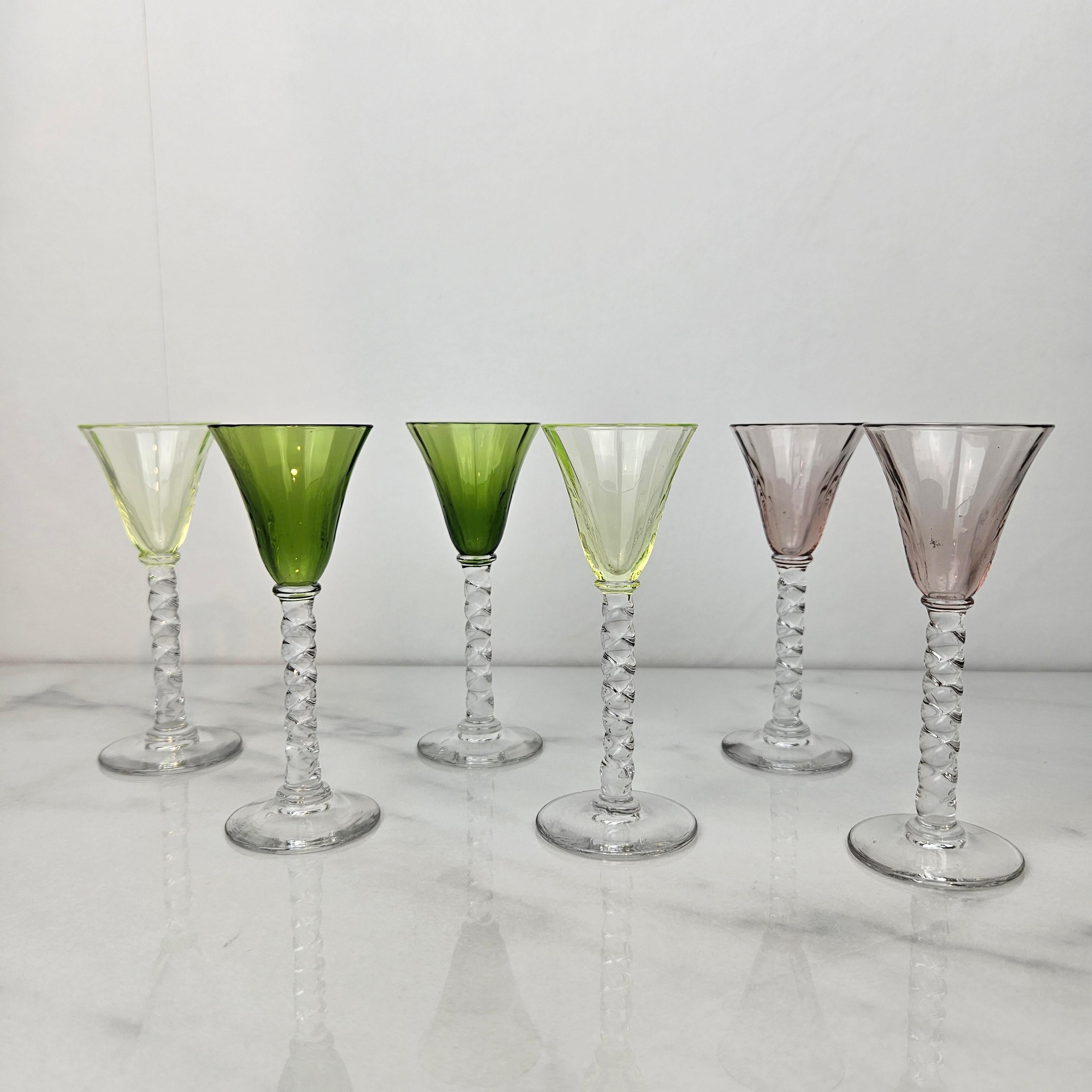 Français Charmant ensemble de 6 verres à liqueur colorés et striés avec pied torsadé, vers 1930 en vente