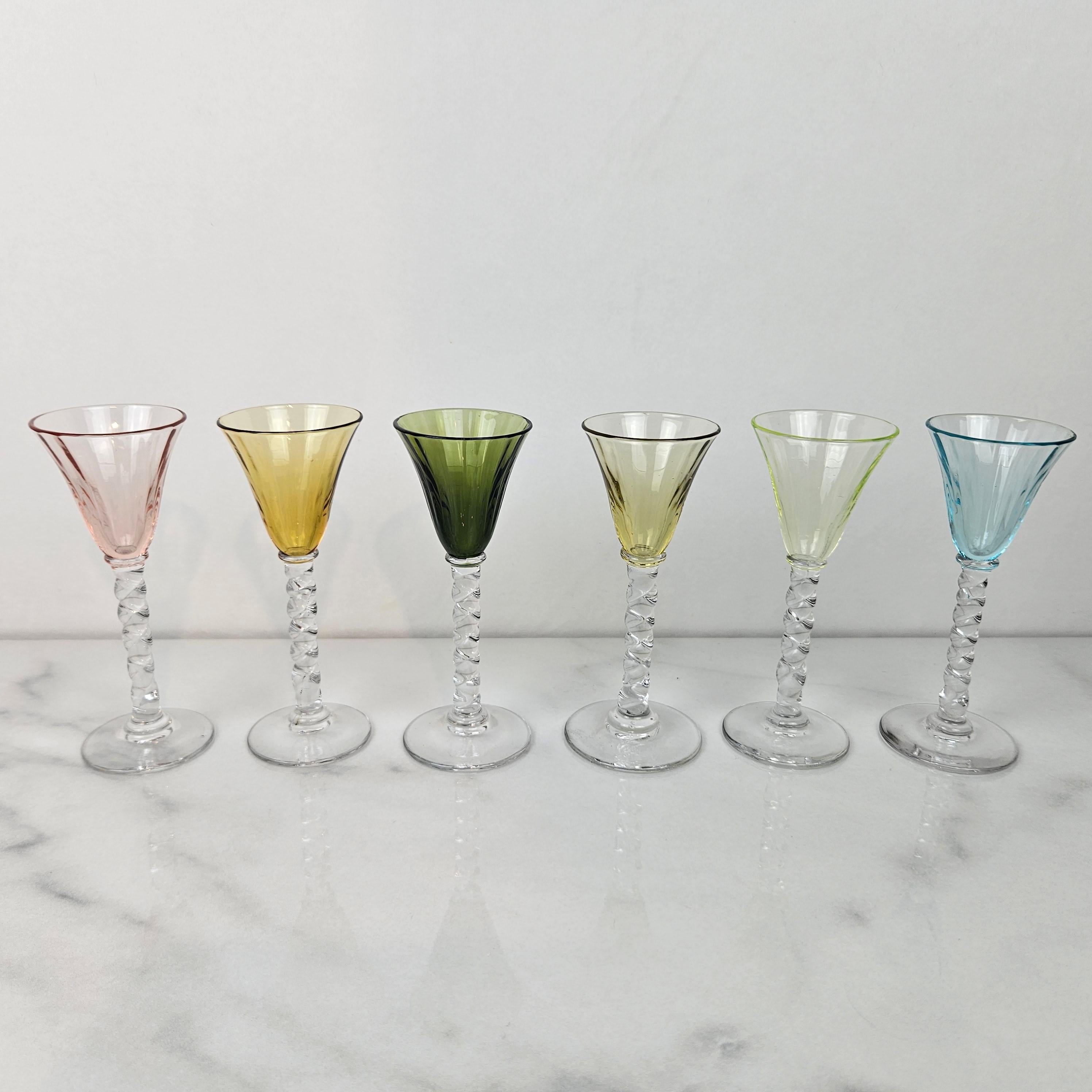 Français Charmant ensemble de 6 verres à liqueur colorés et striés avec pied torsadé, vers 1930 en vente