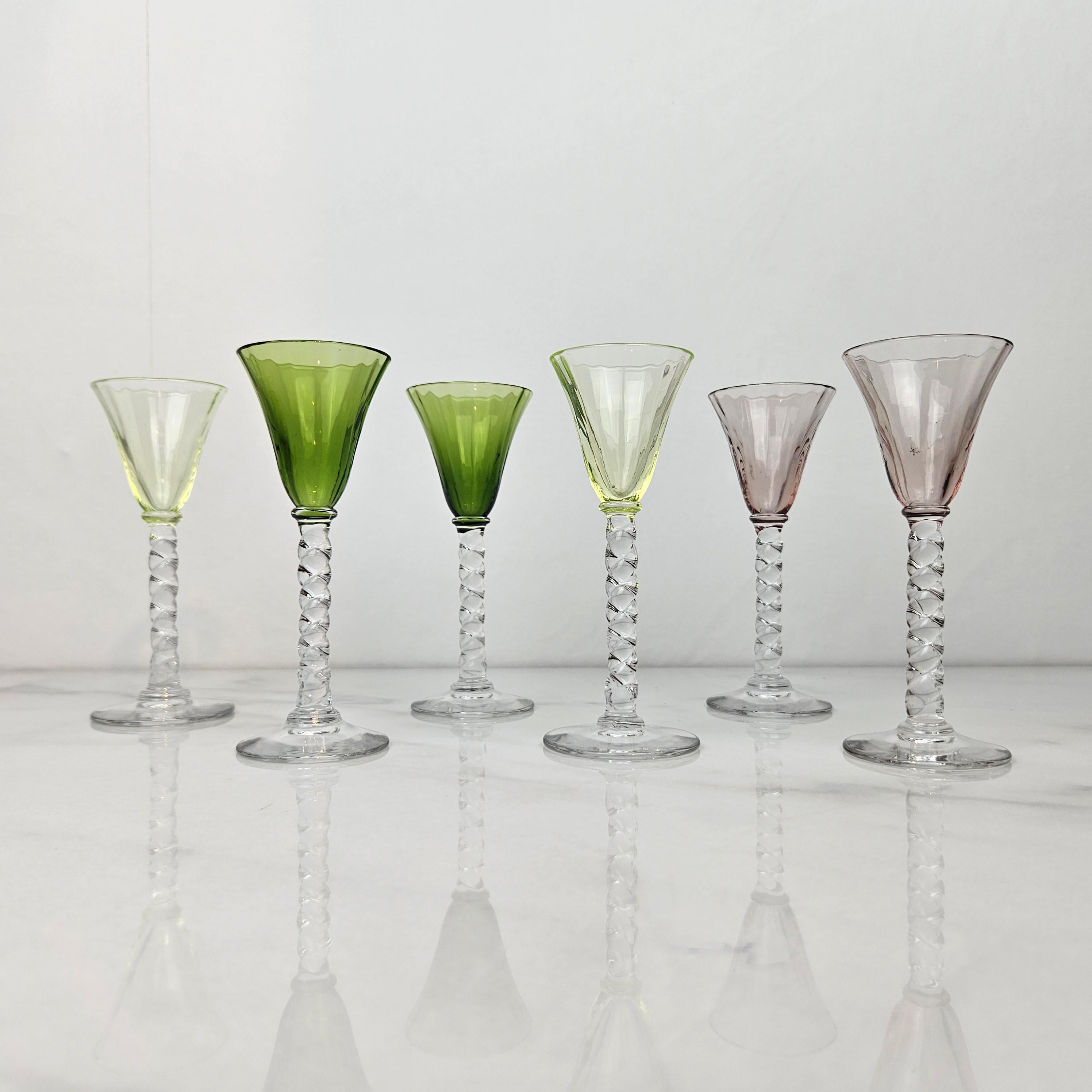 Fait main Charmant ensemble de 6 verres à liqueur colorés et striés avec pied torsadé, vers 1930 en vente
