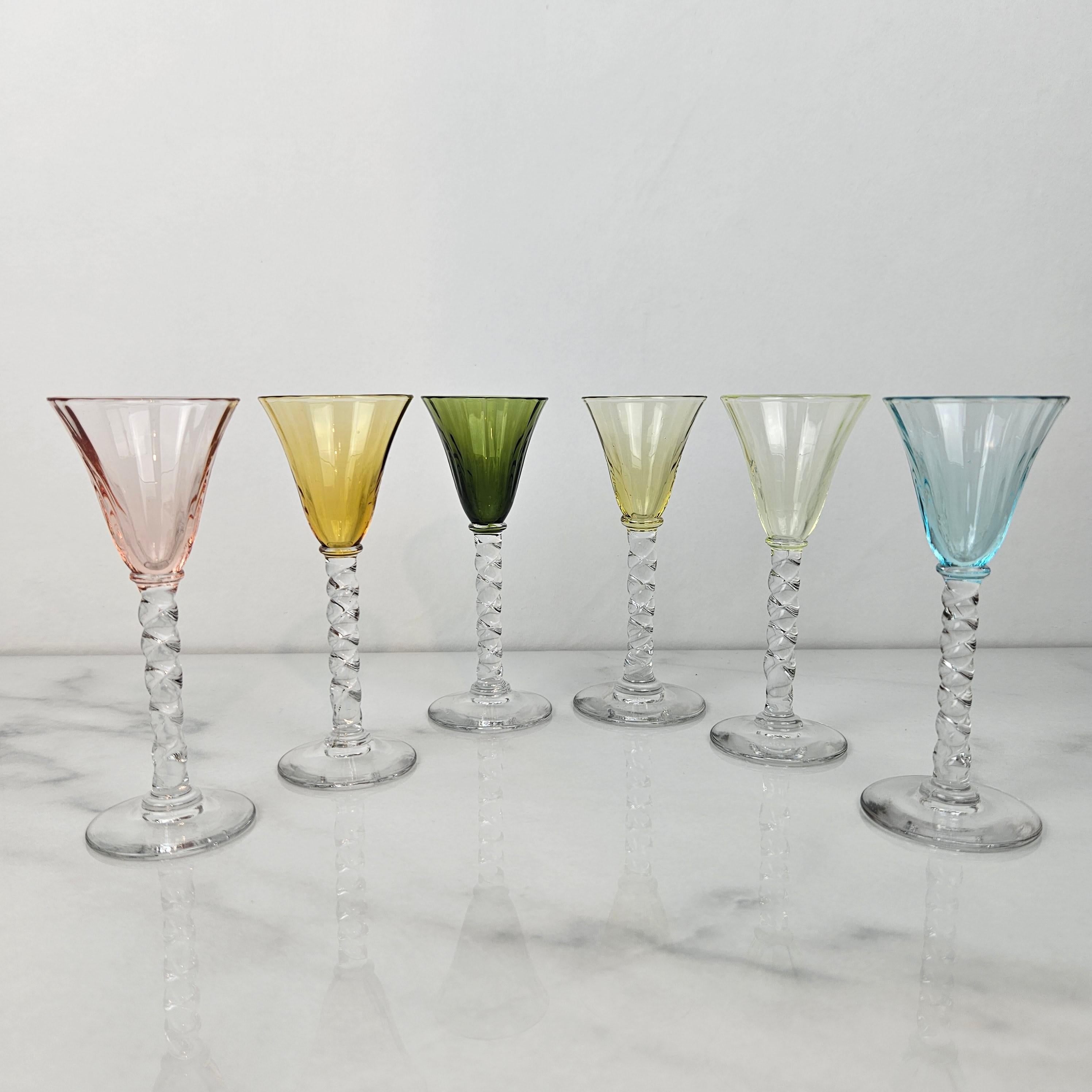 Fait main Charmant ensemble de 6 verres à liqueur colorés et striés avec pied torsadé, vers 1930 en vente