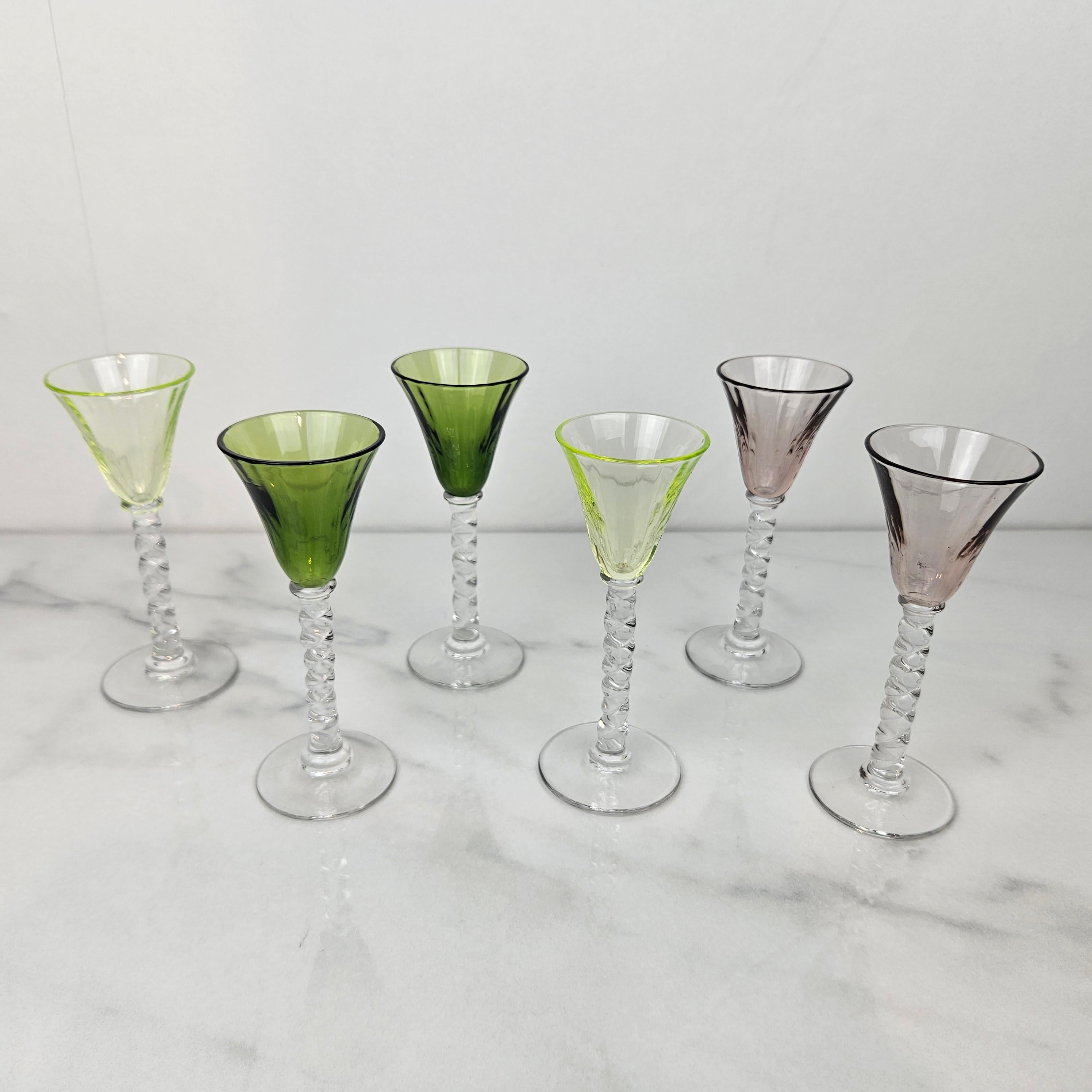 Charmant ensemble de 6 verres à liqueur colorés et striés avec pied torsadé, vers 1930 Bon état - En vente à Oud Beijerland, NL
