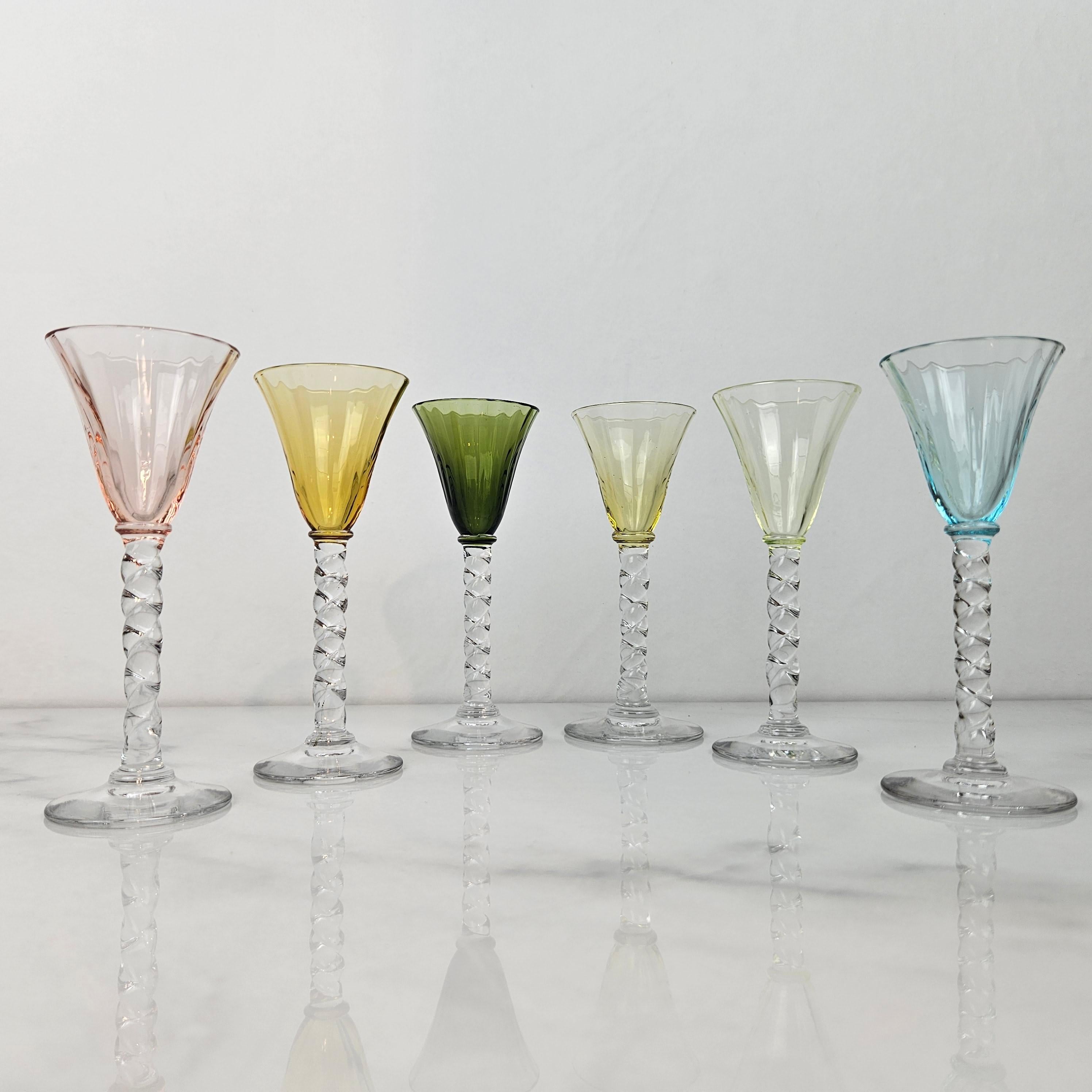 Charmant ensemble de 6 verres à liqueur colorés et striés avec pied torsadé, vers 1930 Bon état - En vente à Oud Beijerland, NL