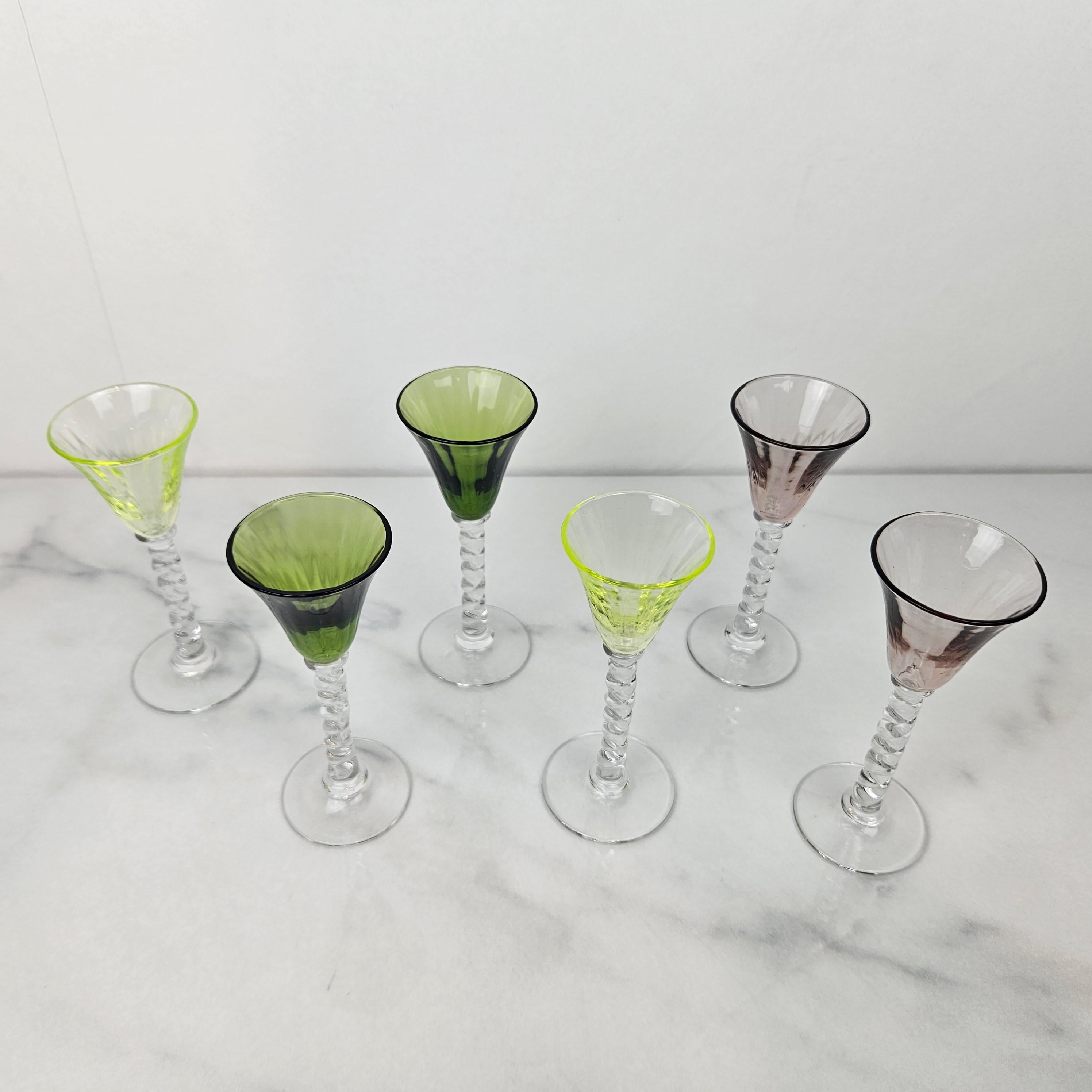 Milieu du XXe siècle Charmant ensemble de 6 verres à liqueur colorés et striés avec pied torsadé, vers 1930 en vente