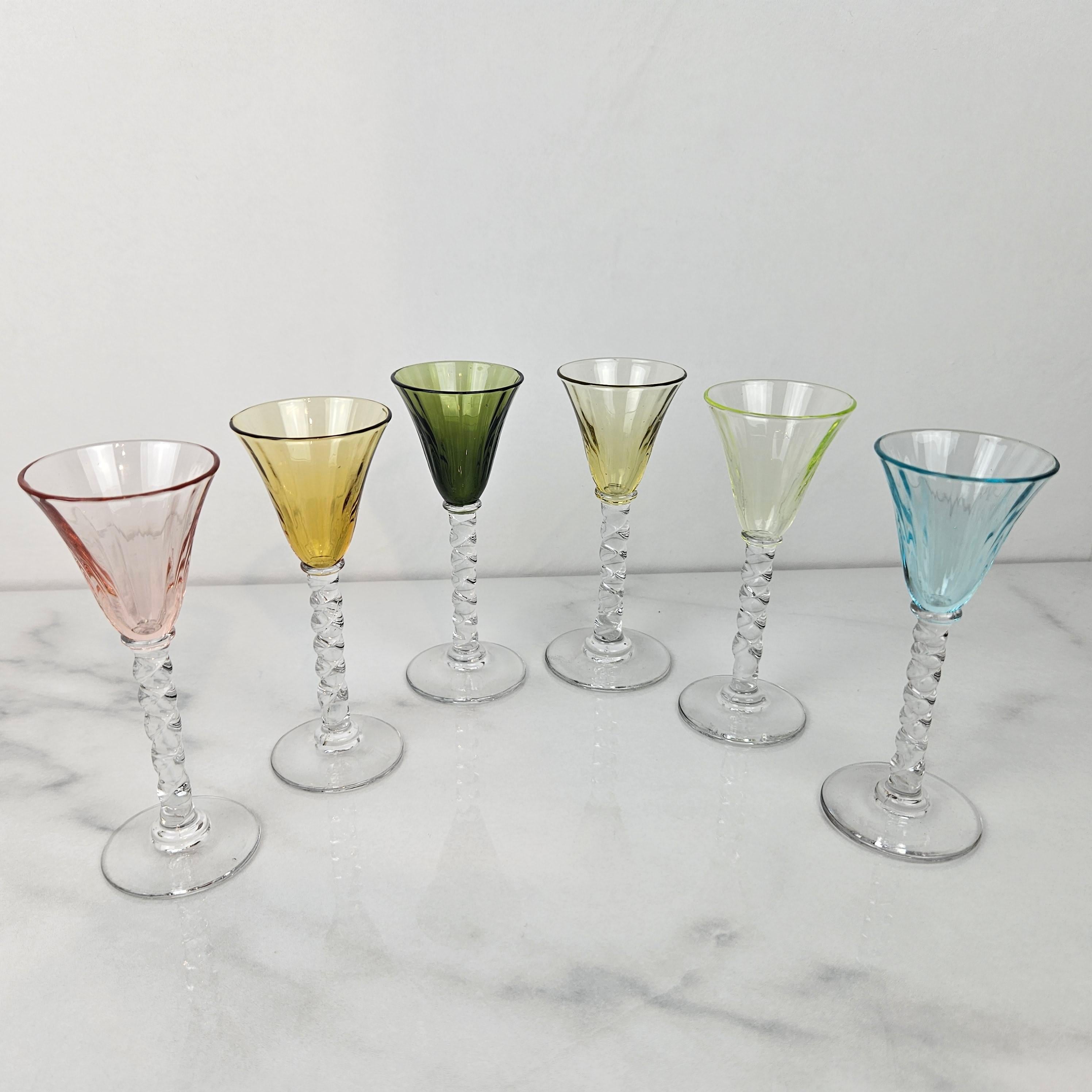 Milieu du XXe siècle Charmant ensemble de 6 verres à liqueur colorés et striés avec pied torsadé, vers 1930 en vente