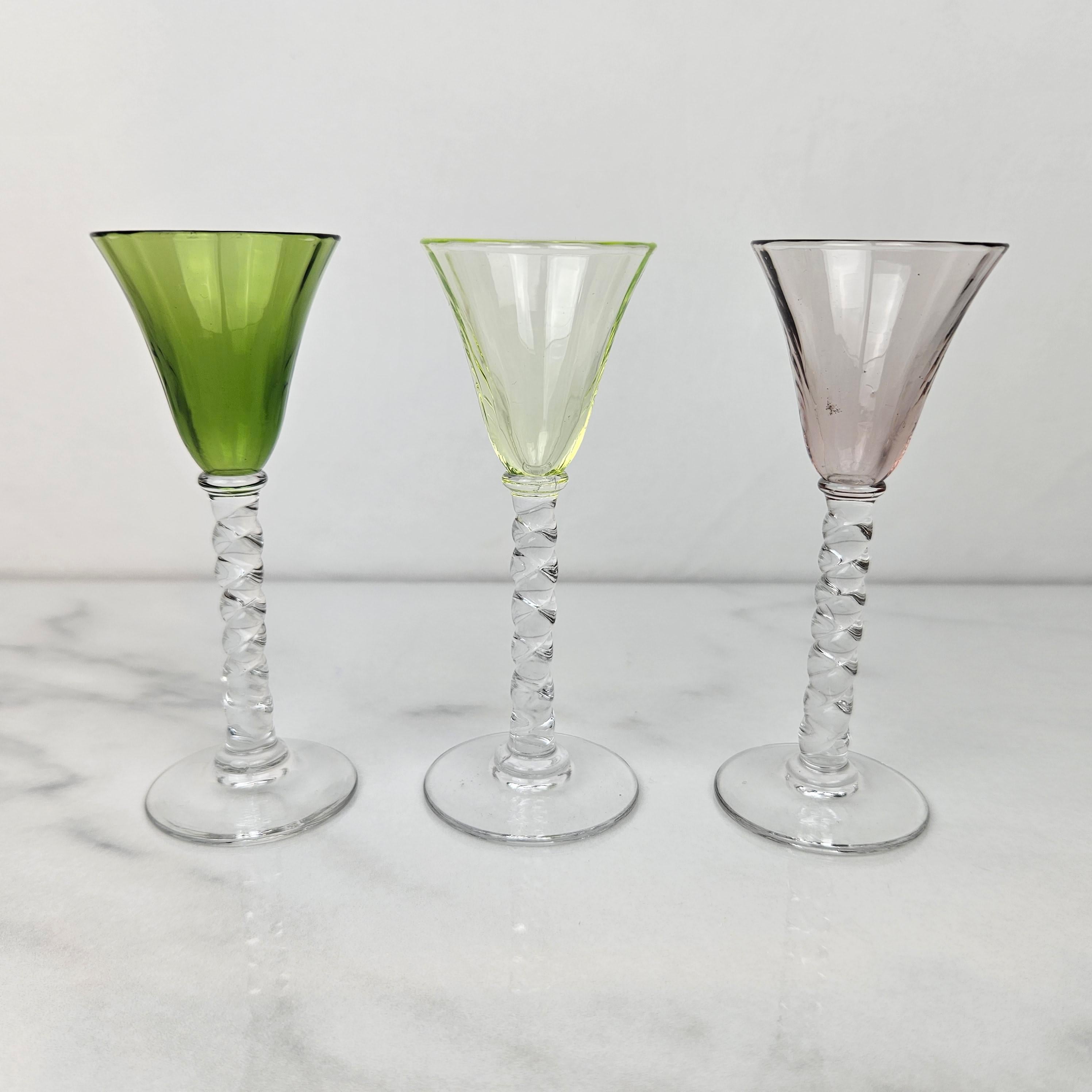 Verre brun Charmant ensemble de 6 verres à liqueur colorés et striés avec pied torsadé, vers 1930 en vente