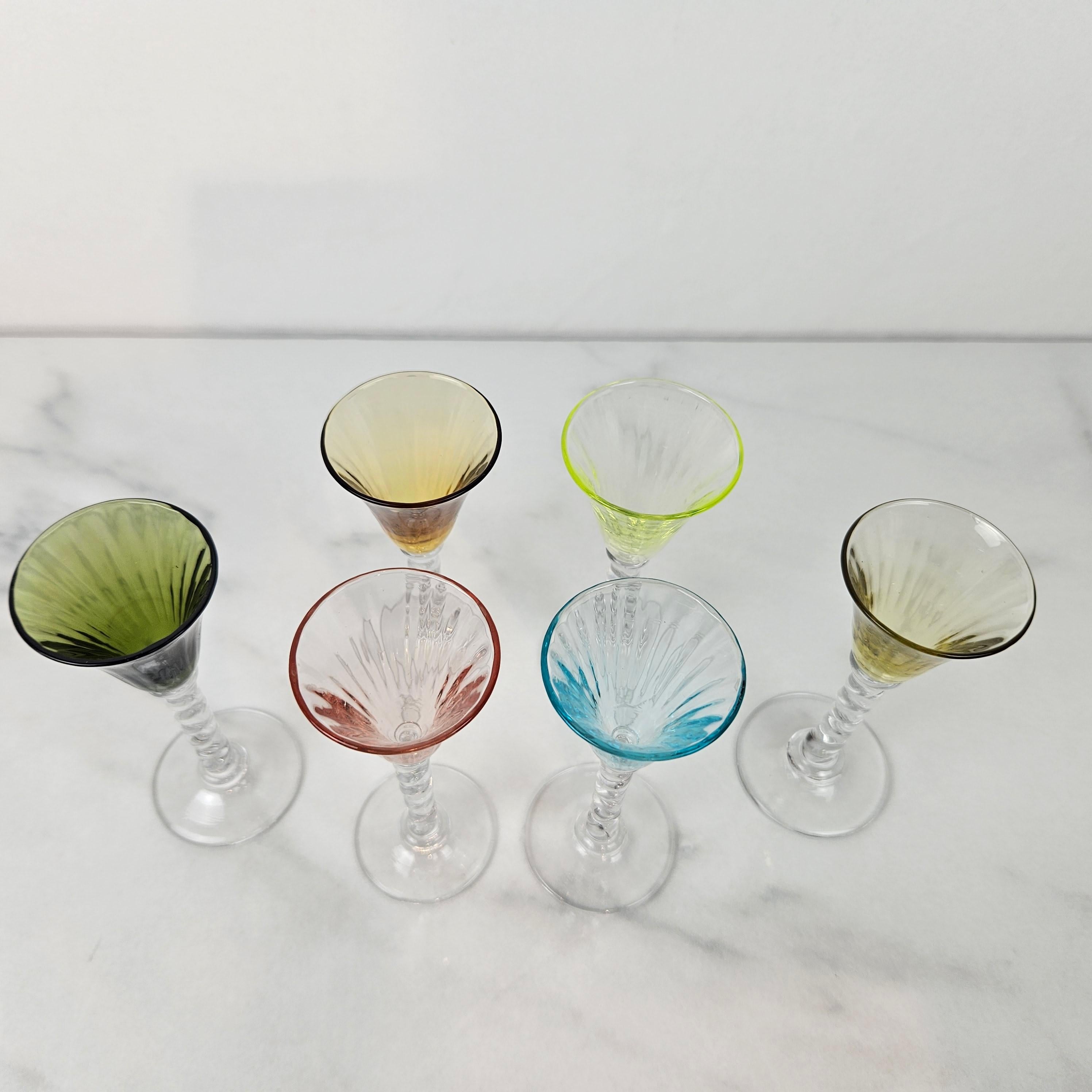 Verre brun Charmant ensemble de 6 verres à liqueur colorés et striés avec pied torsadé, vers 1930 en vente