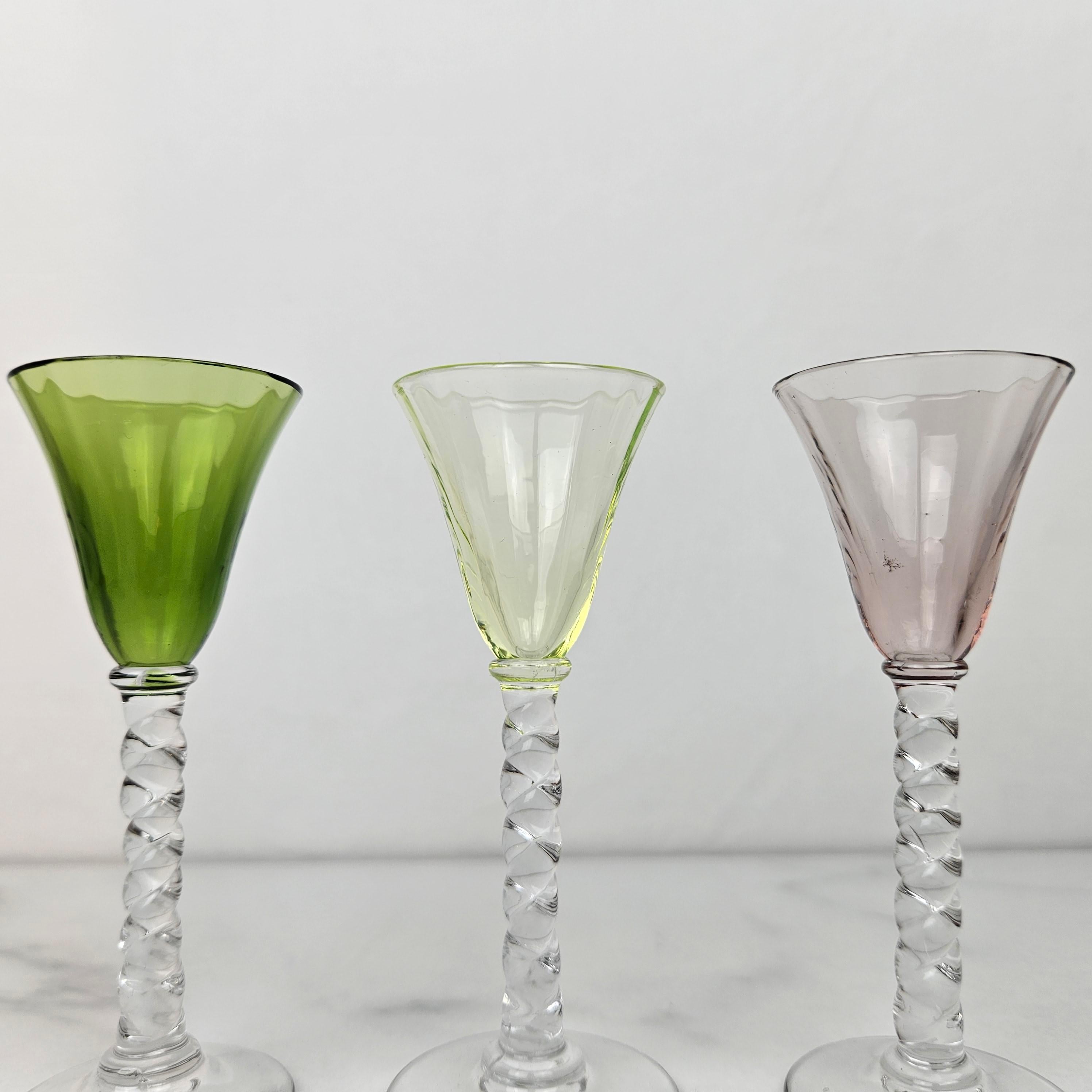 Charmant ensemble de 6 verres à liqueur colorés et striés avec pied torsadé, vers 1930 en vente 1
