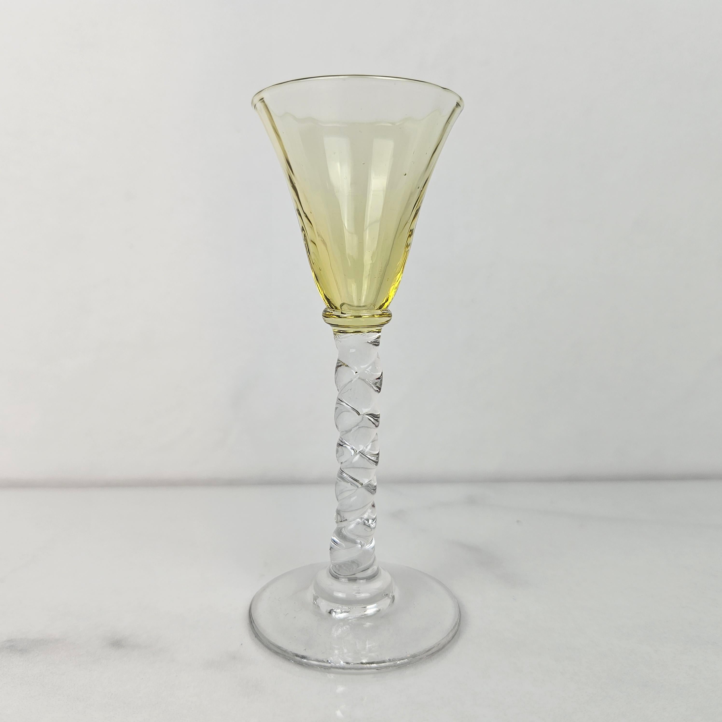 Charmant ensemble de 6 verres à liqueur colorés et striés avec pied torsadé, vers 1930 en vente 1