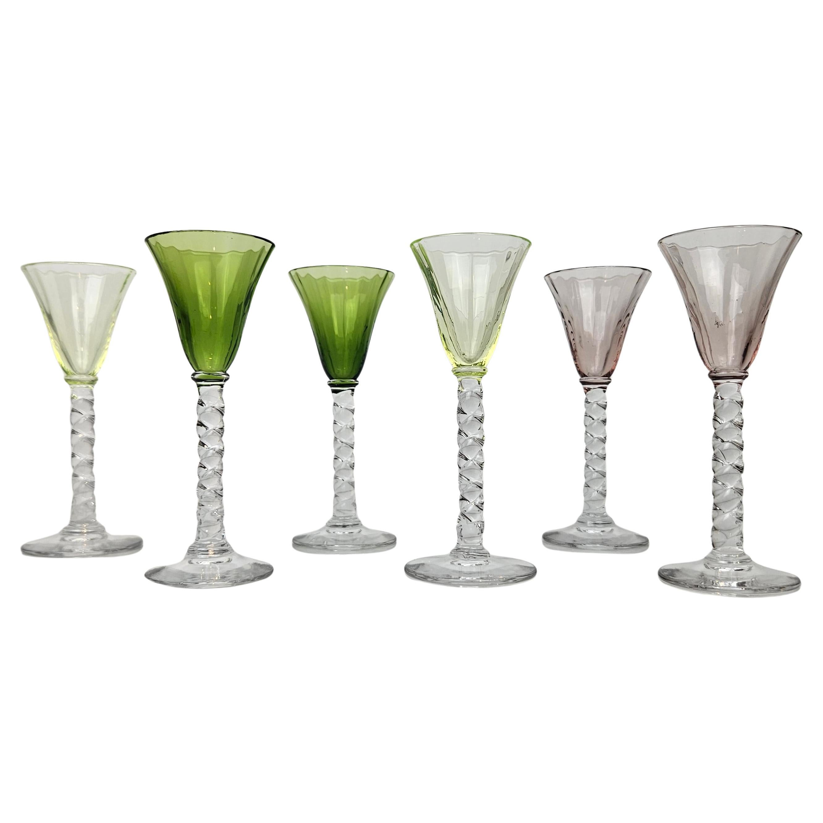 Charmant ensemble de 6 verres à liqueur colorés et striés avec pied torsadé, vers 1930