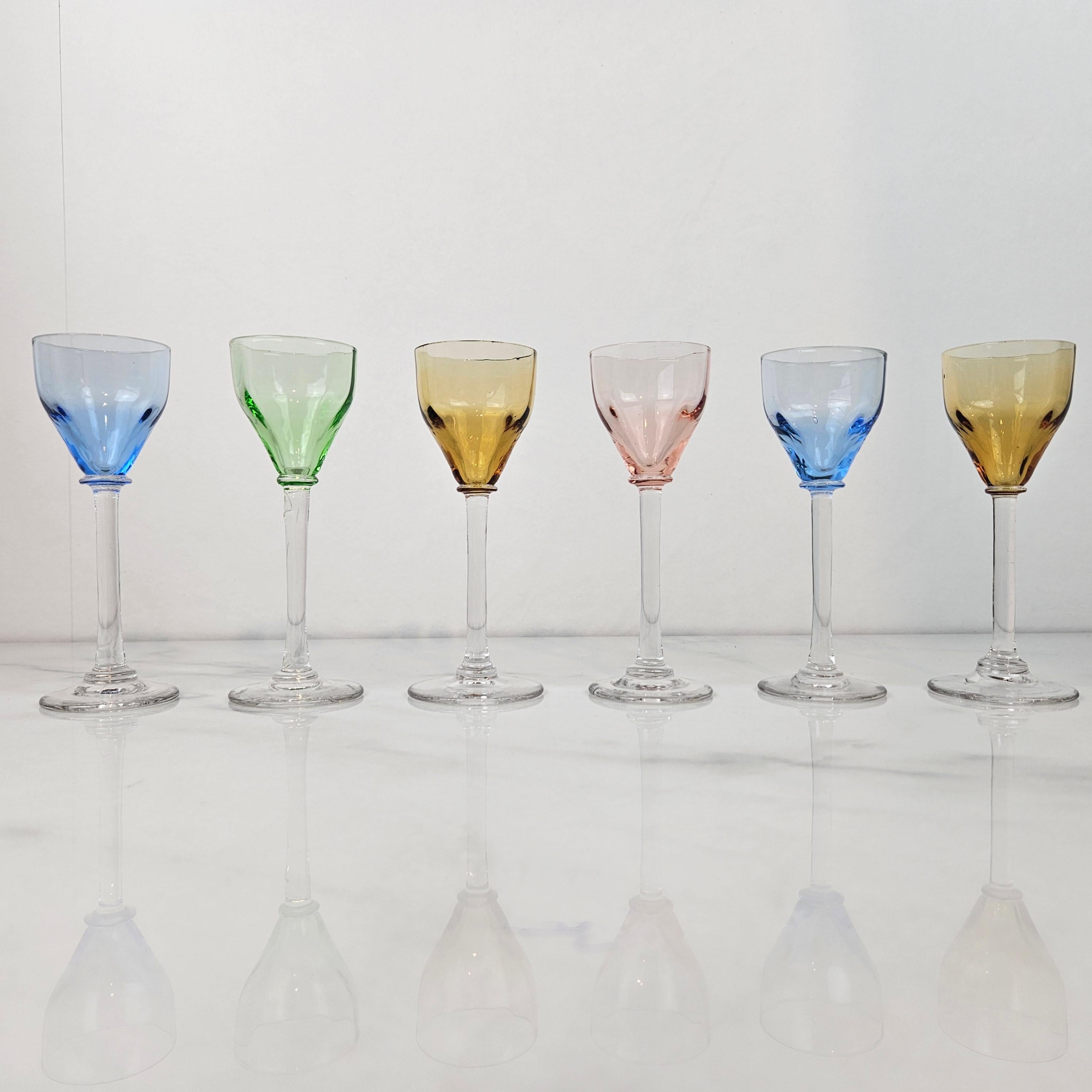 Ein schönes Set von sechs antiken Likör- oder Schnapsgläsern, mundgeblasen, aus der Zeit um 1920. 

Das Ensemble besteht aus elegant verjüngten Schalen in einer Farbpalette, die sowohl Charme als auch moderne Raffinesse ausstrahlt.

Die schlanken,