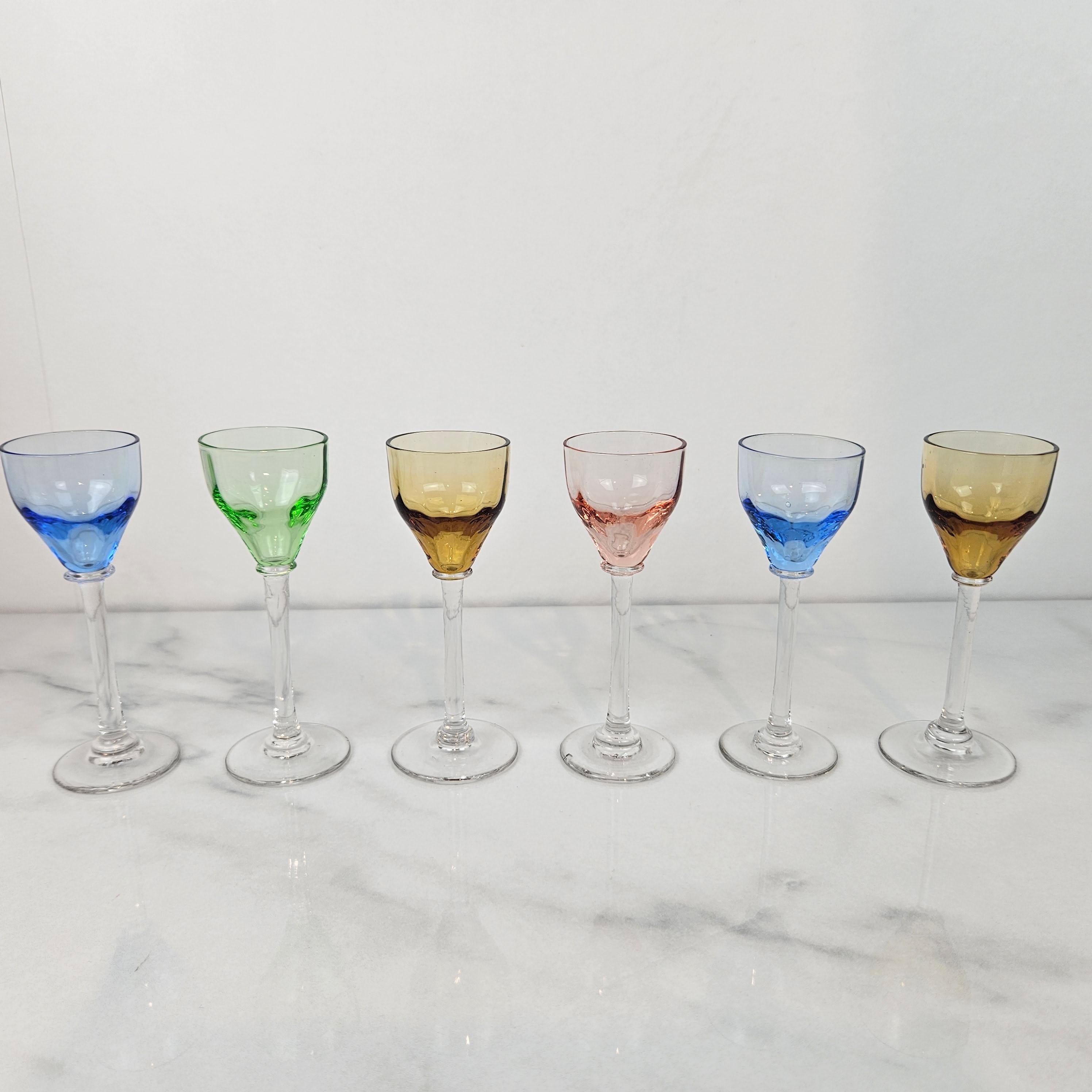 Charming Set of 6 Colored Liqueur Glasses With Slender Stem, Ca. 1920 (Romantik) im Angebot