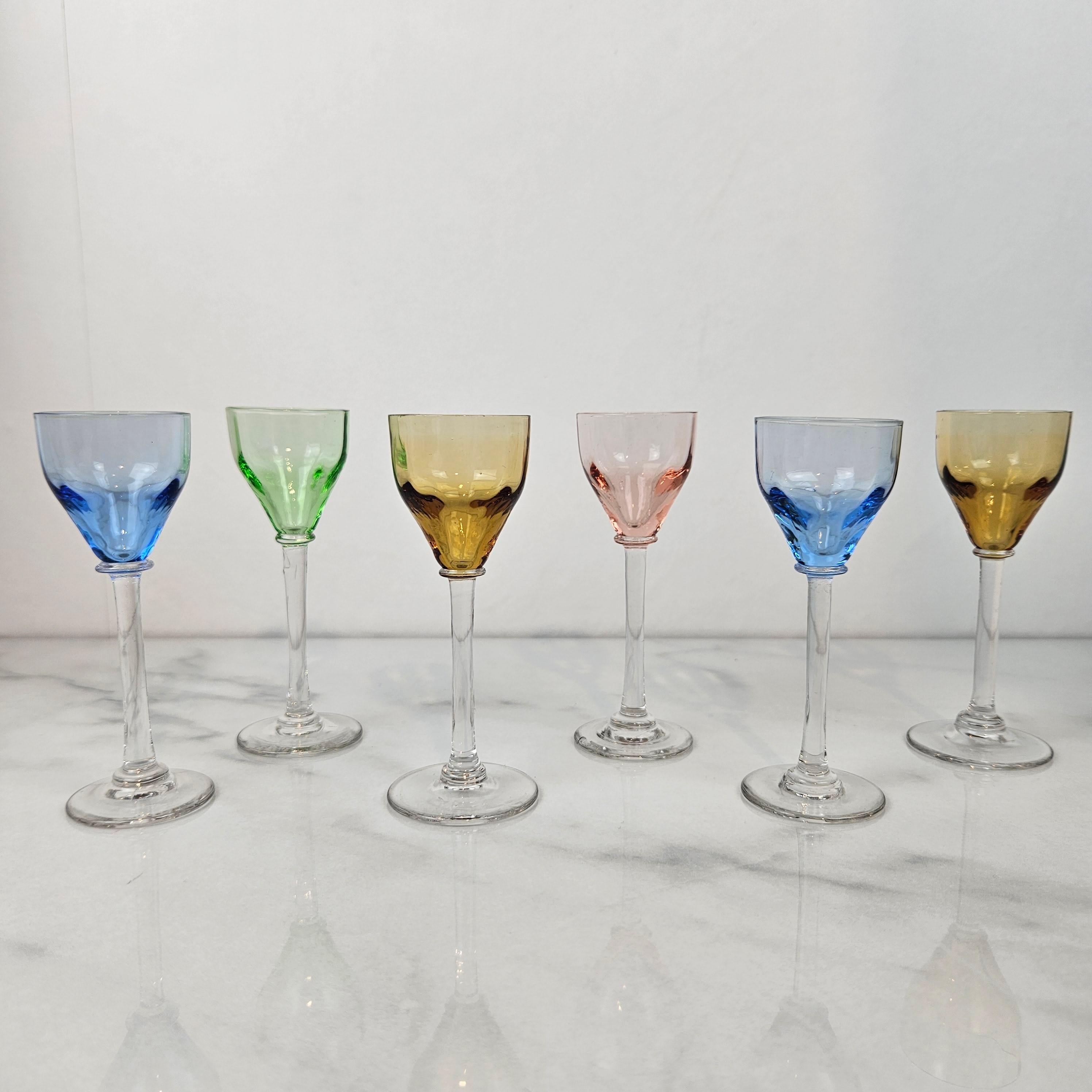Charming Set of 6 Colored Liqueur Glasses With Slender Stem, Ca. 1920 (Französisch) im Angebot