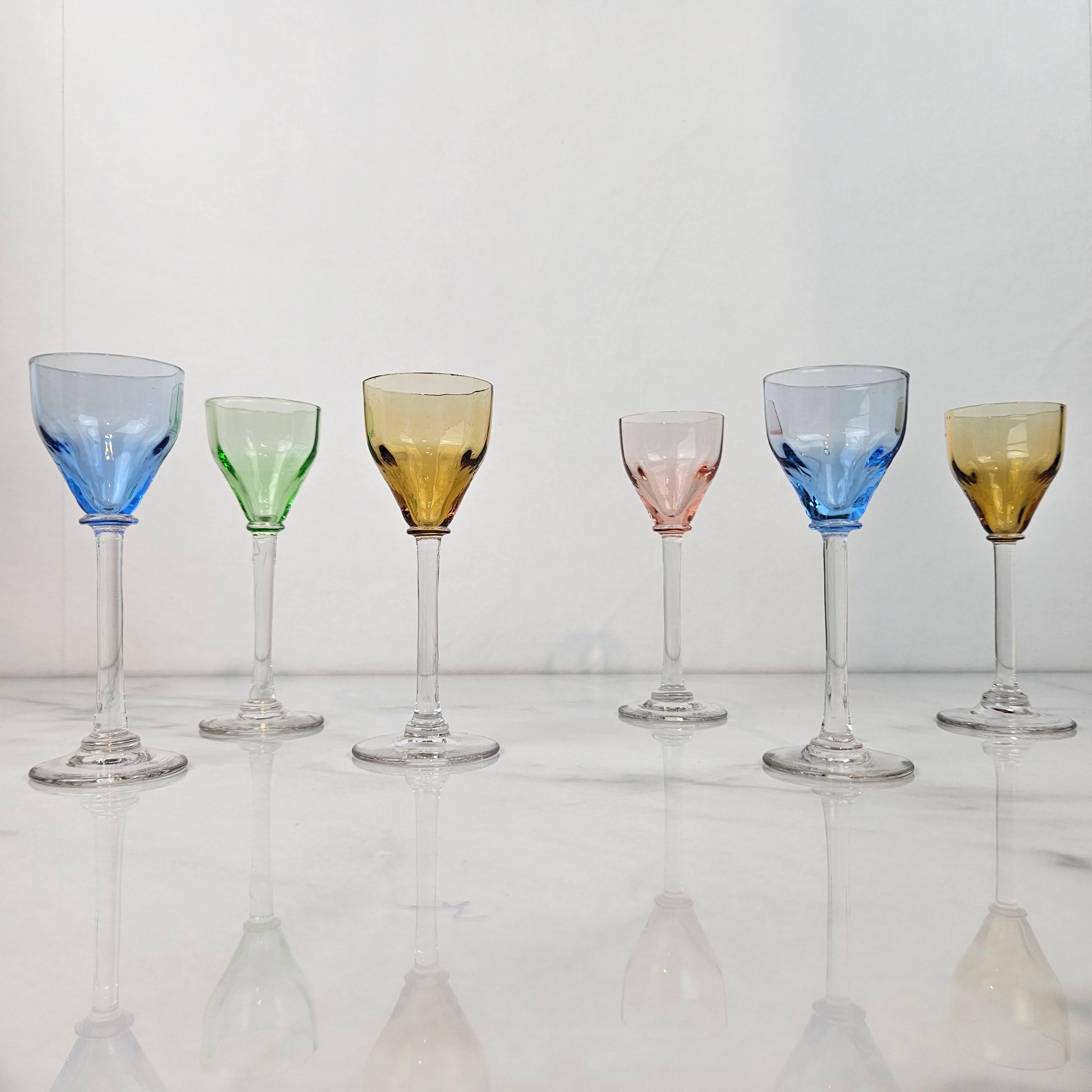 Charming Set of 6 Colored Liqueur Glasses With Slender Stem, Ca. 1920 (Handgefertigt) im Angebot