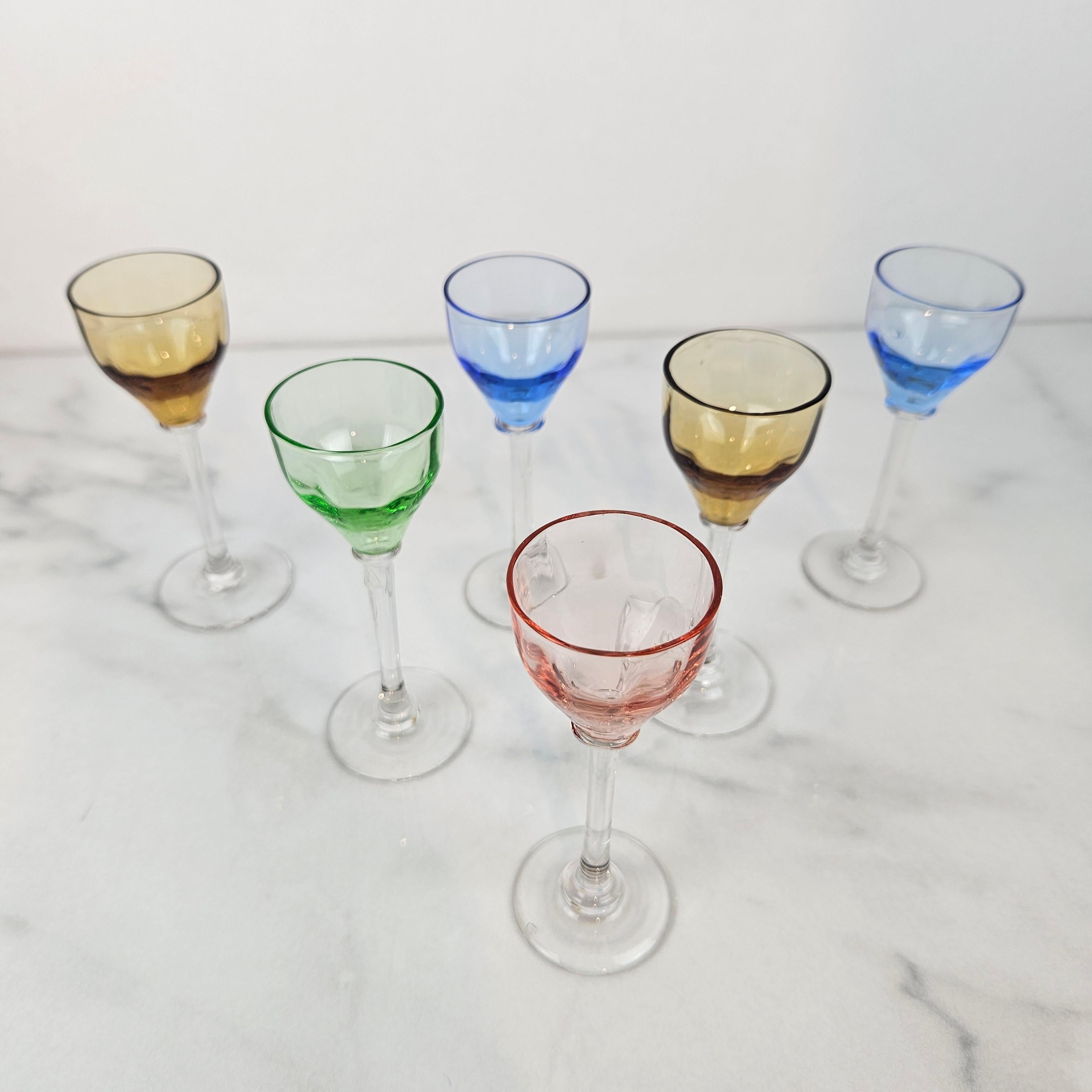Charming Set of 6 Colored Liqueur Glasses With Slender Stem, Ca. 1920 im Zustand „Gut“ im Angebot in Oud Beijerland, NL