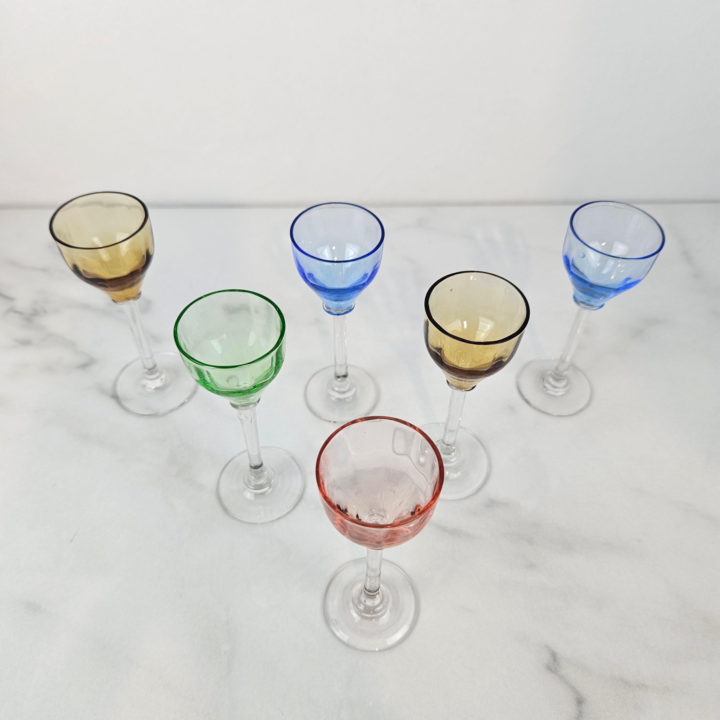 Charming Set of 6 Colored Liqueur Glasses With Slender Stem, Ca. 1920 (Frühes 20. Jahrhundert) im Angebot