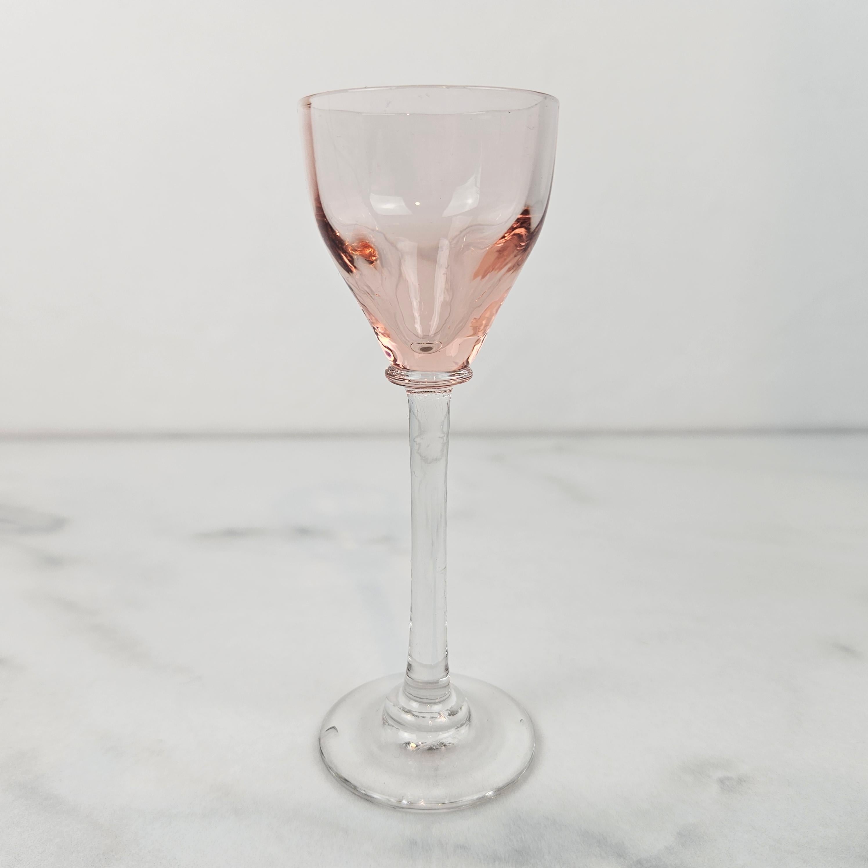 Charming Set of 6 Colored Liqueur Glasses With Slender Stem, Ca. 1920 (Geblasenes Glas) im Angebot