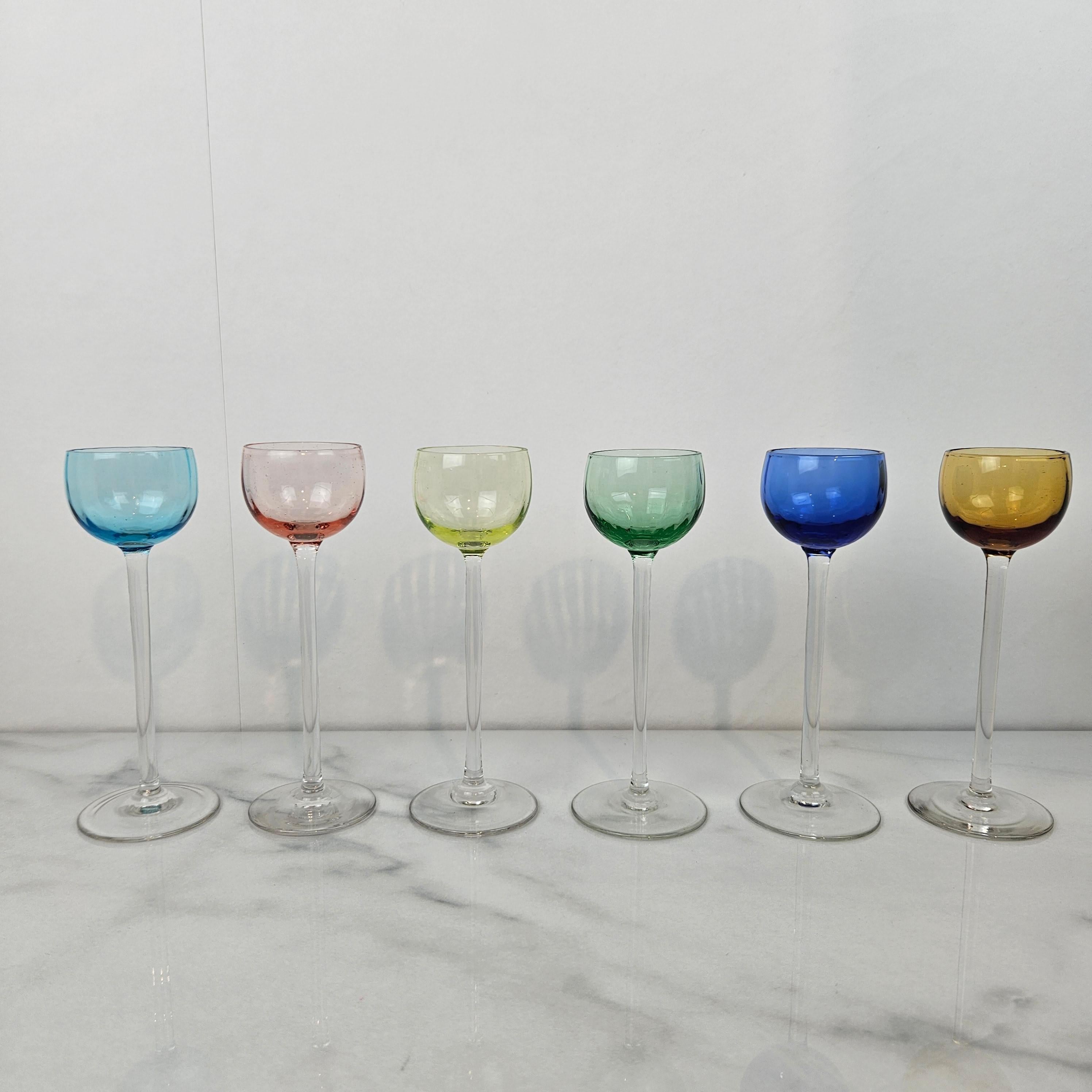Un magnifique et rare ensemble de six verres à liqueur ou à cordial anciens, soufflés à la main et datant d'environ 1920. 
Chacune présente une tige transparente délicatement soufflée à la main et un bol subtilement teinté dans des nuances de rose