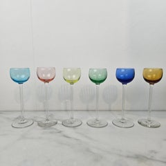 Charmant ensemble de 6 verres à liqueur colorés et striés à long pied, vers 1920 1920