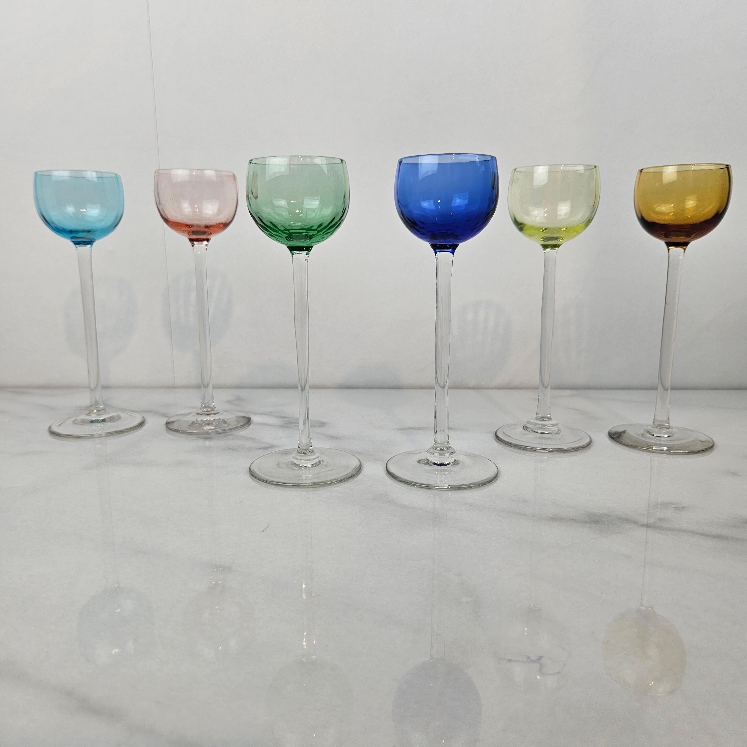 Romantique Charmant ensemble de 6 verres à liqueur colorés et striés à long pied, vers 1920 1920 en vente