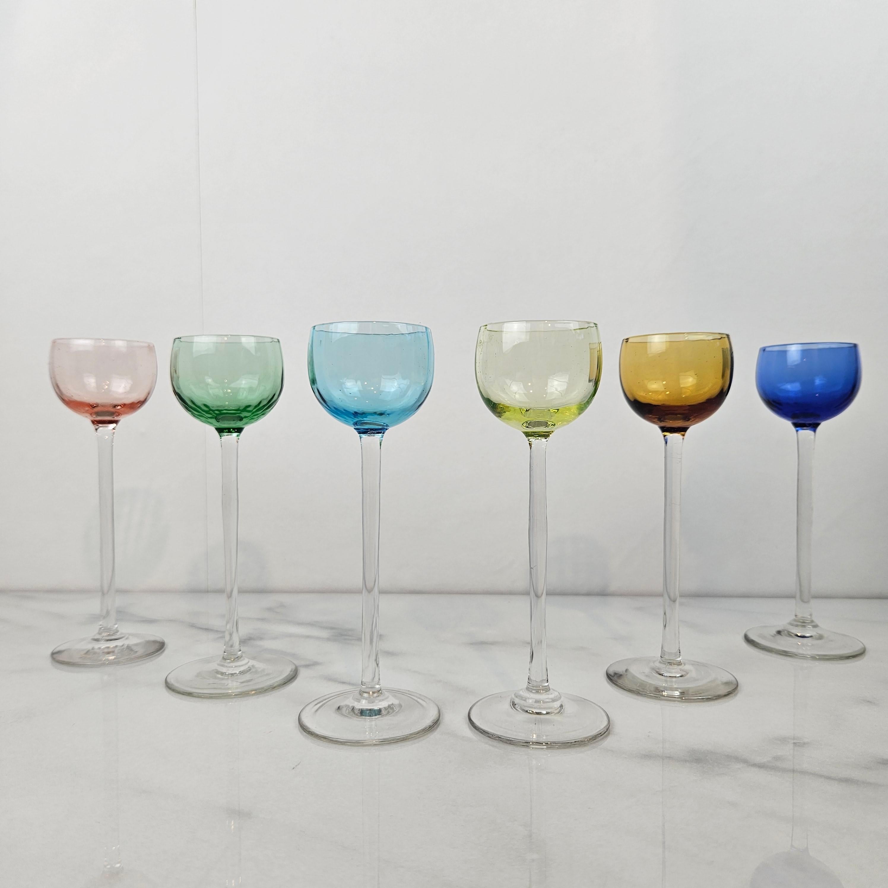 Français Charmant ensemble de 6 verres à liqueur colorés et striés à long pied, vers 1920 1920 en vente