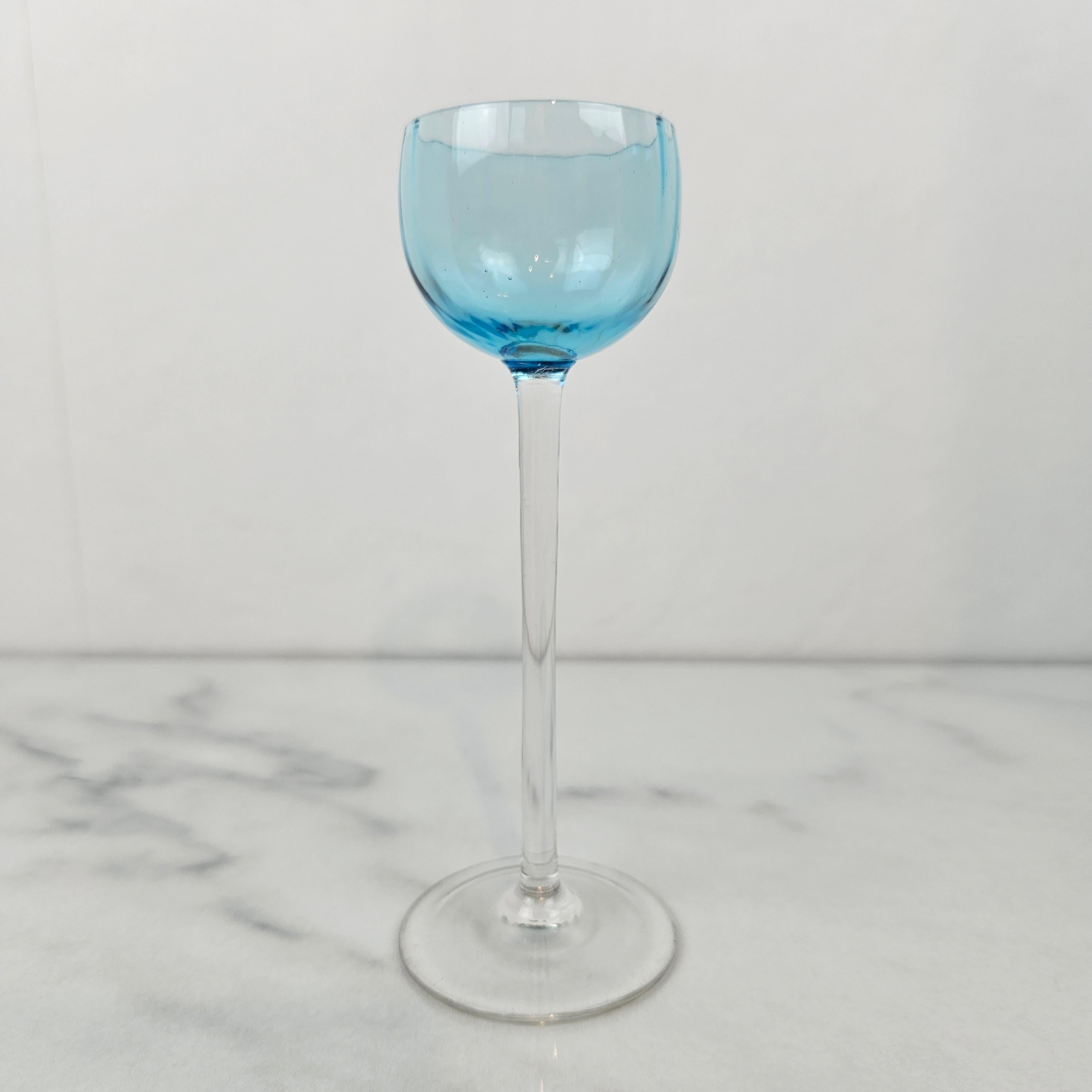 Fait main Charmant ensemble de 6 verres à liqueur colorés et striés à long pied, vers 1920 1920 en vente