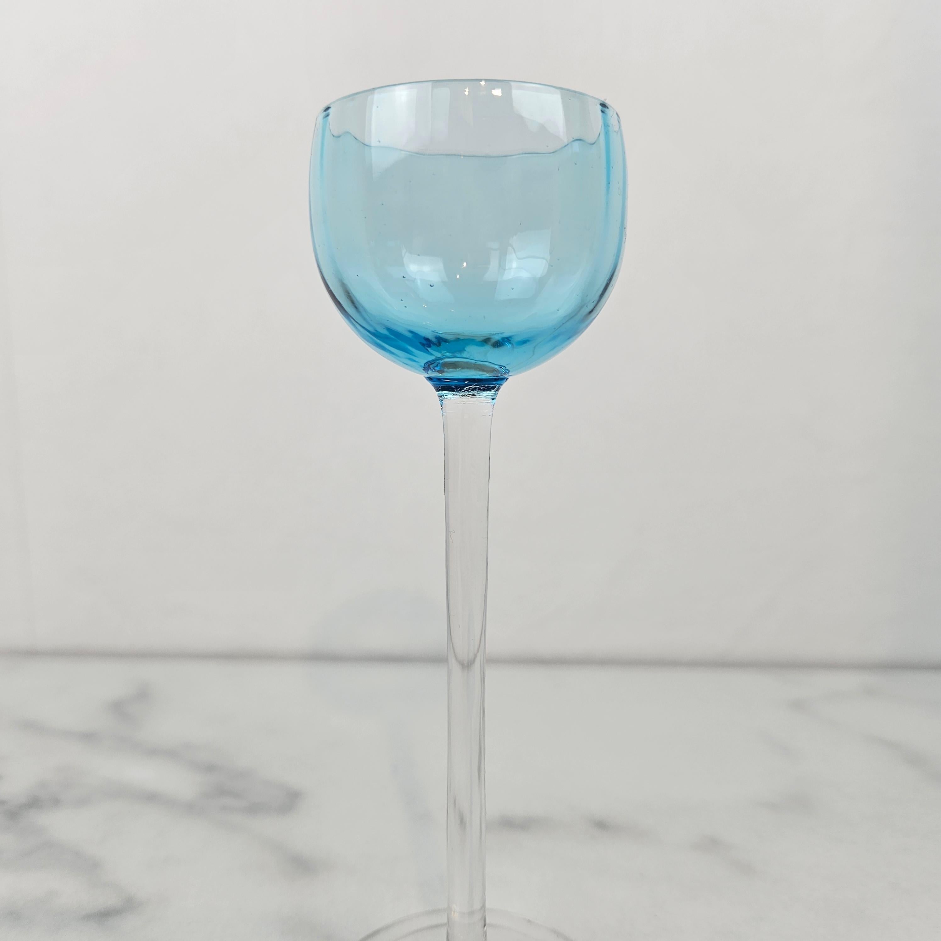 Charmant ensemble de 6 verres à liqueur colorés et striés à long pied, vers 1920 1920 Bon état - En vente à Oud Beijerland, NL