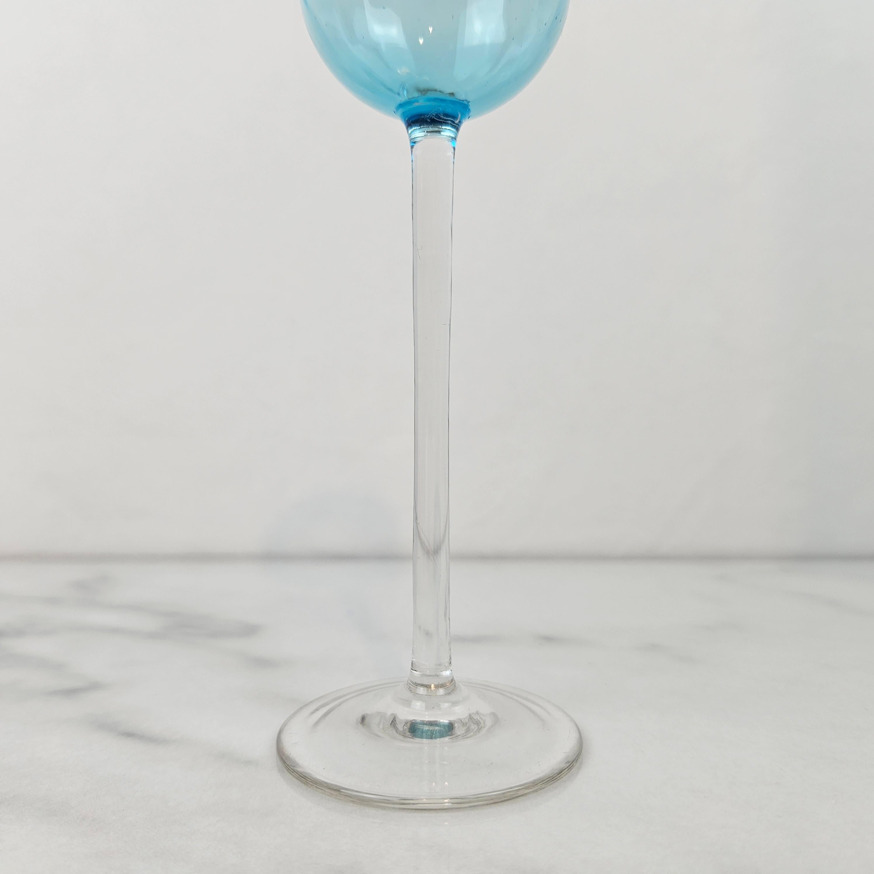 Début du 20ème siècle Charmant ensemble de 6 verres à liqueur colorés et striés à long pied, vers 1920 1920 en vente