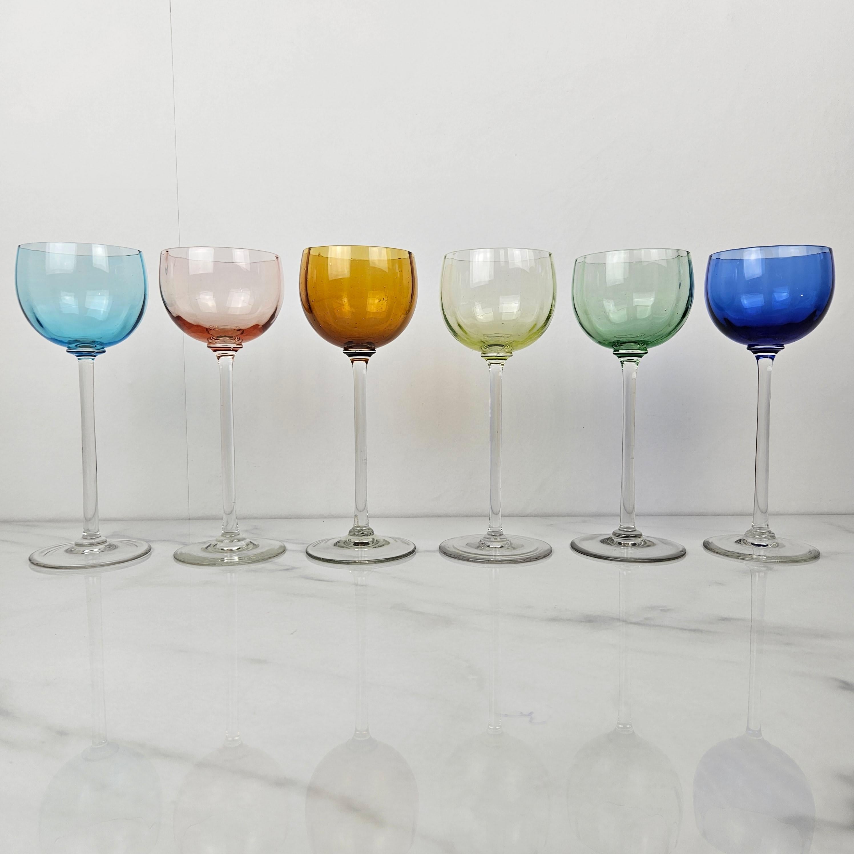 Ein schönes und seltenes Set von sechs antiken Weingläsern, mundgeblasen, aus der Zeit um 1920. Jedes Glas hat eine leicht gerippte Schale und einen langen, geraden Stiel - eine elegante, langgestreckte Form, die sowohl raffiniert als auch zeitlos