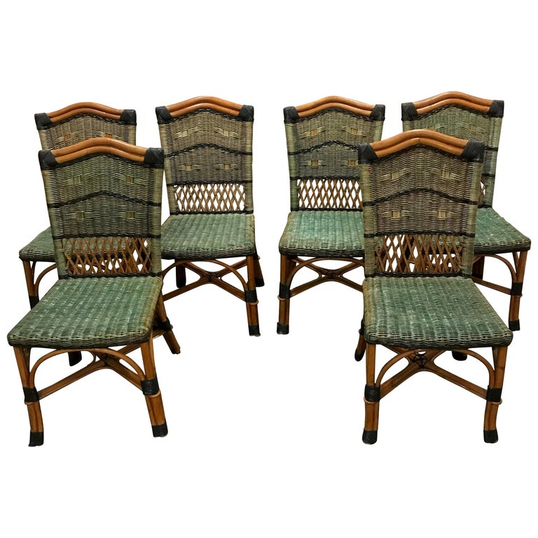 Charmant ensemble de 6 chaises de patio ou de salle à manger en rotin et  bois teintés Grange sur 1stDibs