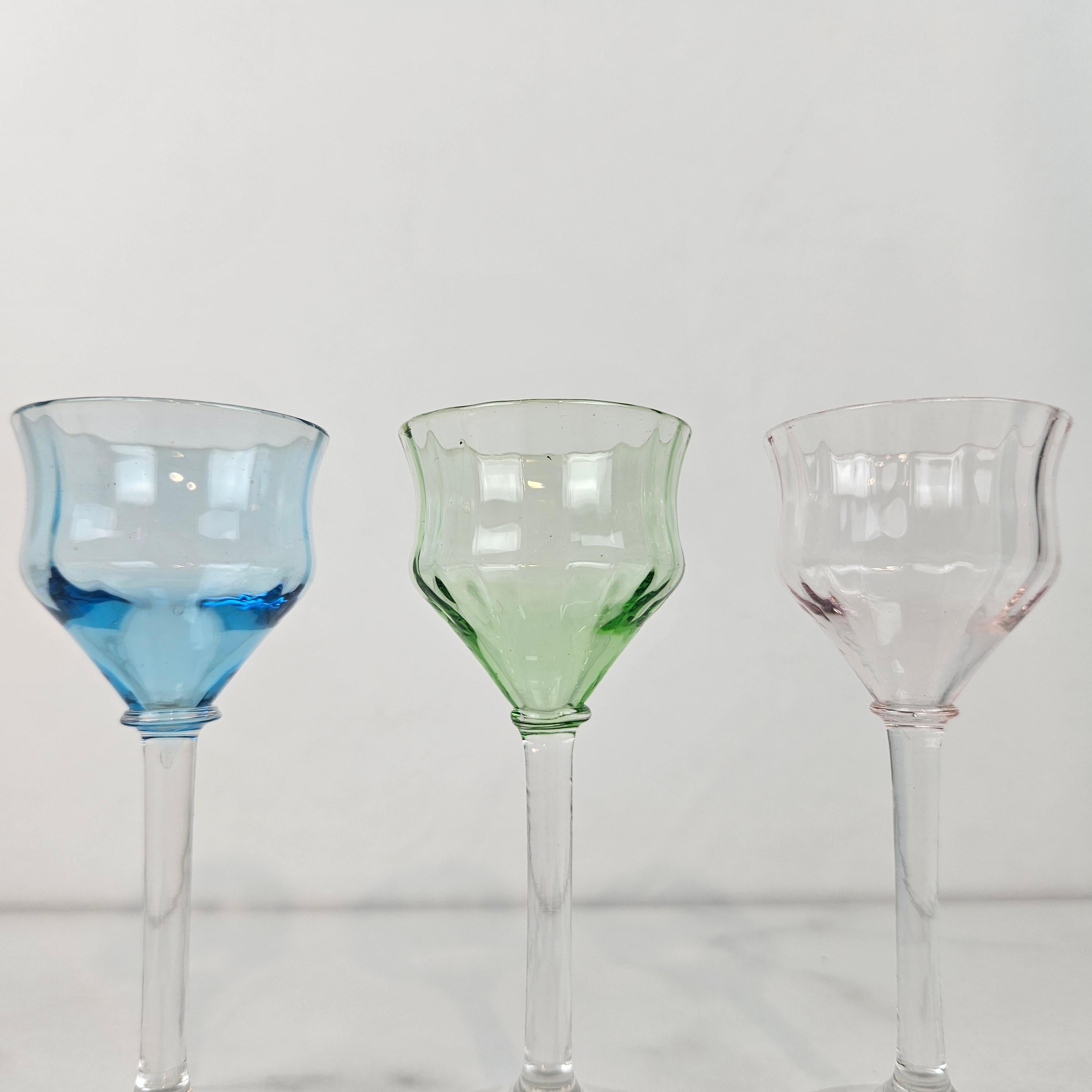 Charmant ensemble de 6 verres à liqueur côtelés colorés, soufflés à la main, vers 1920 1920 en vente 2
