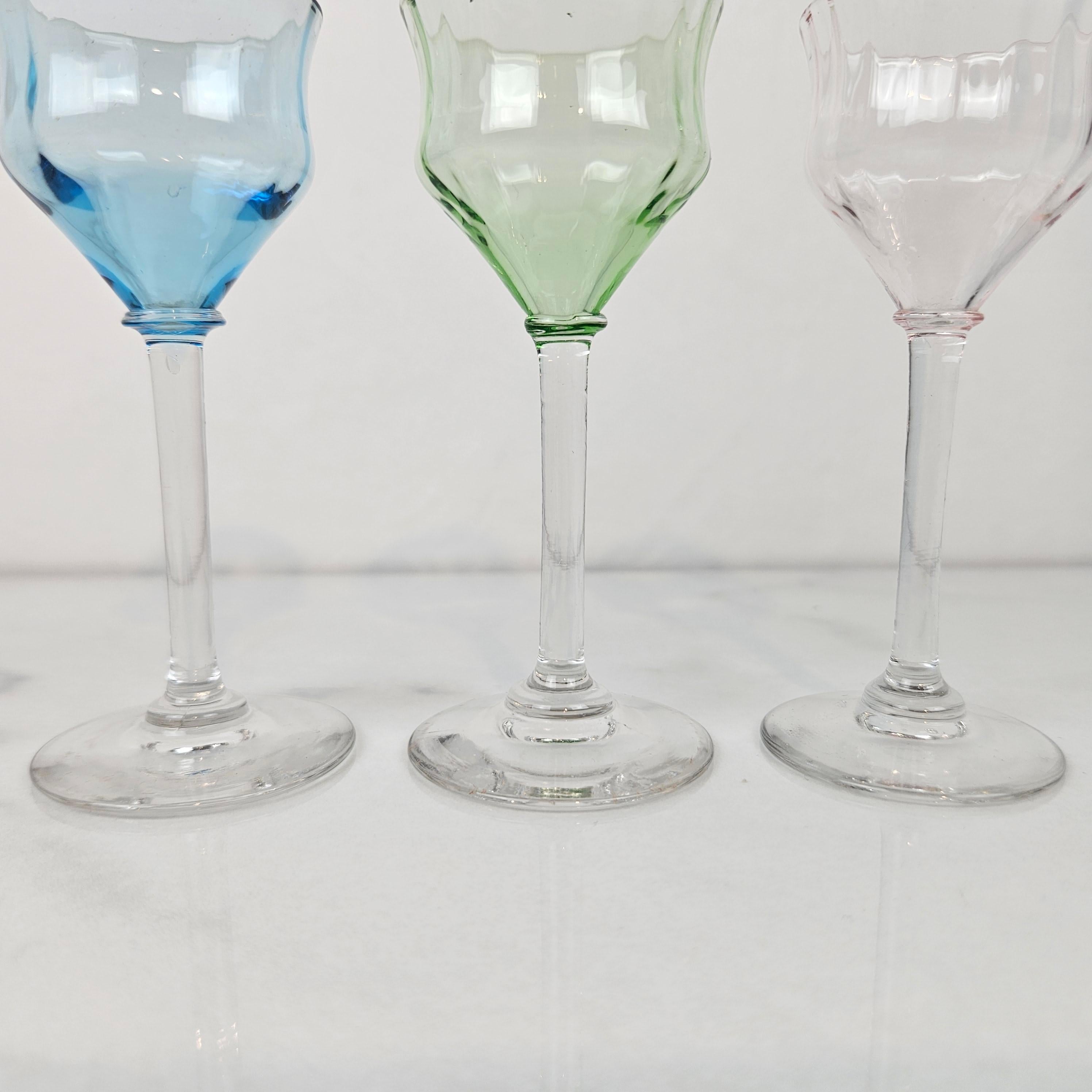 Charmant ensemble de 6 verres à liqueur côtelés colorés, soufflés à la main, vers 1920 1920 en vente 3