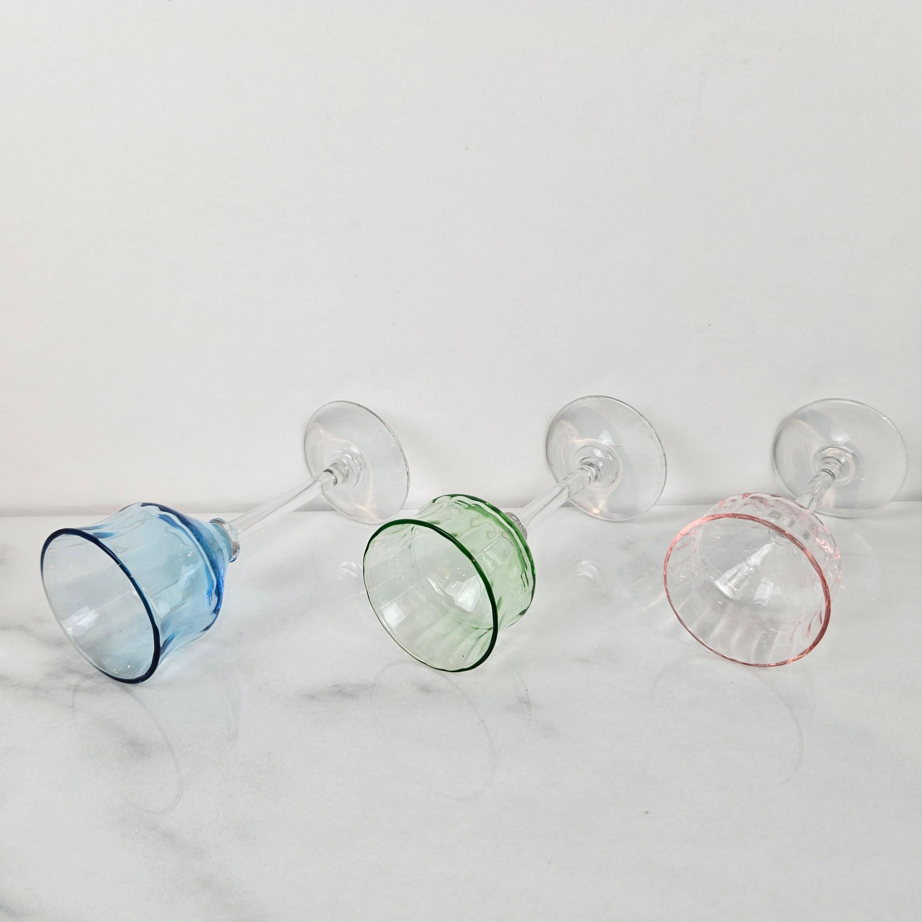 Charmant ensemble de 6 verres à liqueur côtelés colorés, soufflés à la main, vers 1920 1920 en vente 4