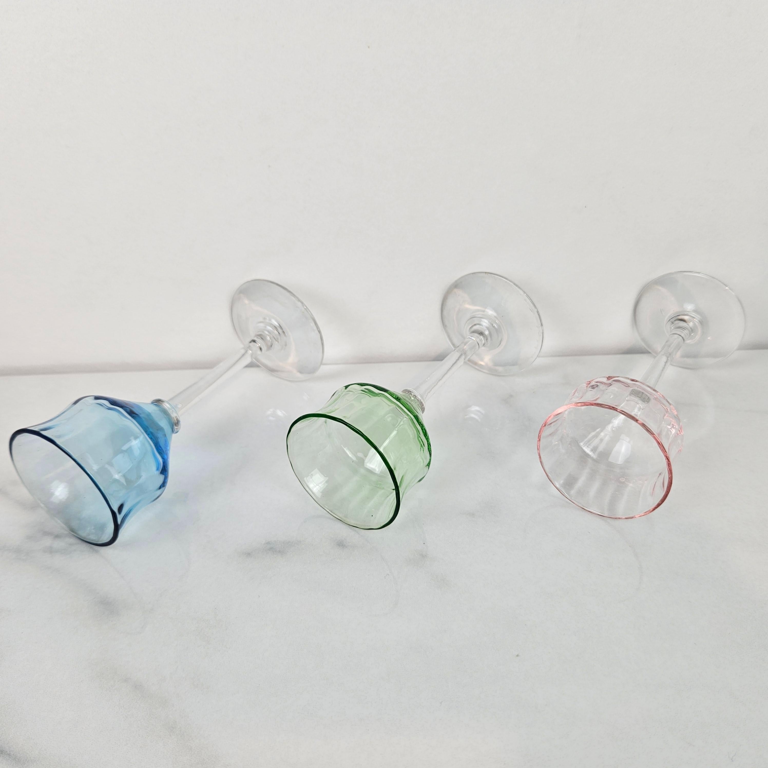 Charmant ensemble de 6 verres à liqueur côtelés colorés, soufflés à la main, vers 1920 1920 en vente 5