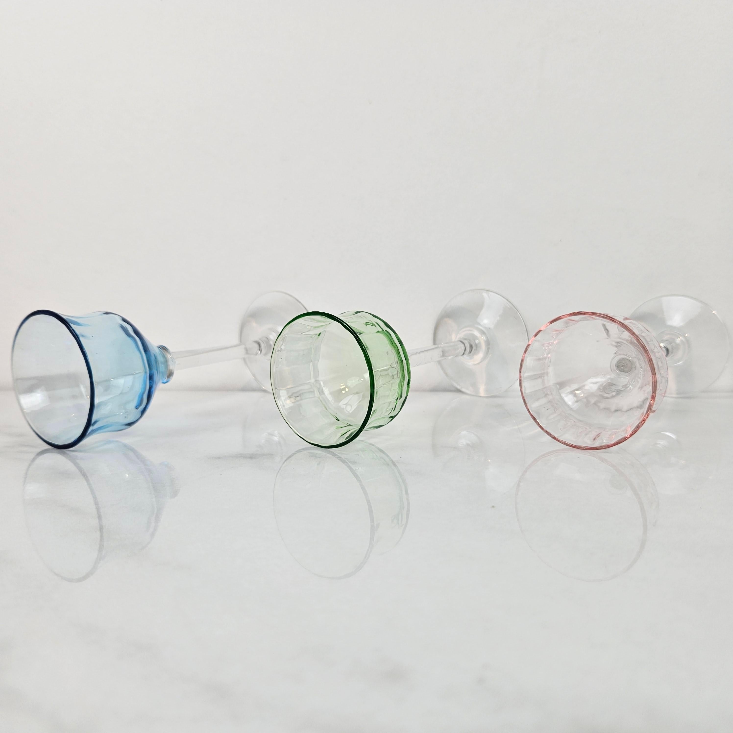 Charmant ensemble de 6 verres à liqueur côtelés colorés, soufflés à la main, vers 1920 1920 en vente 6